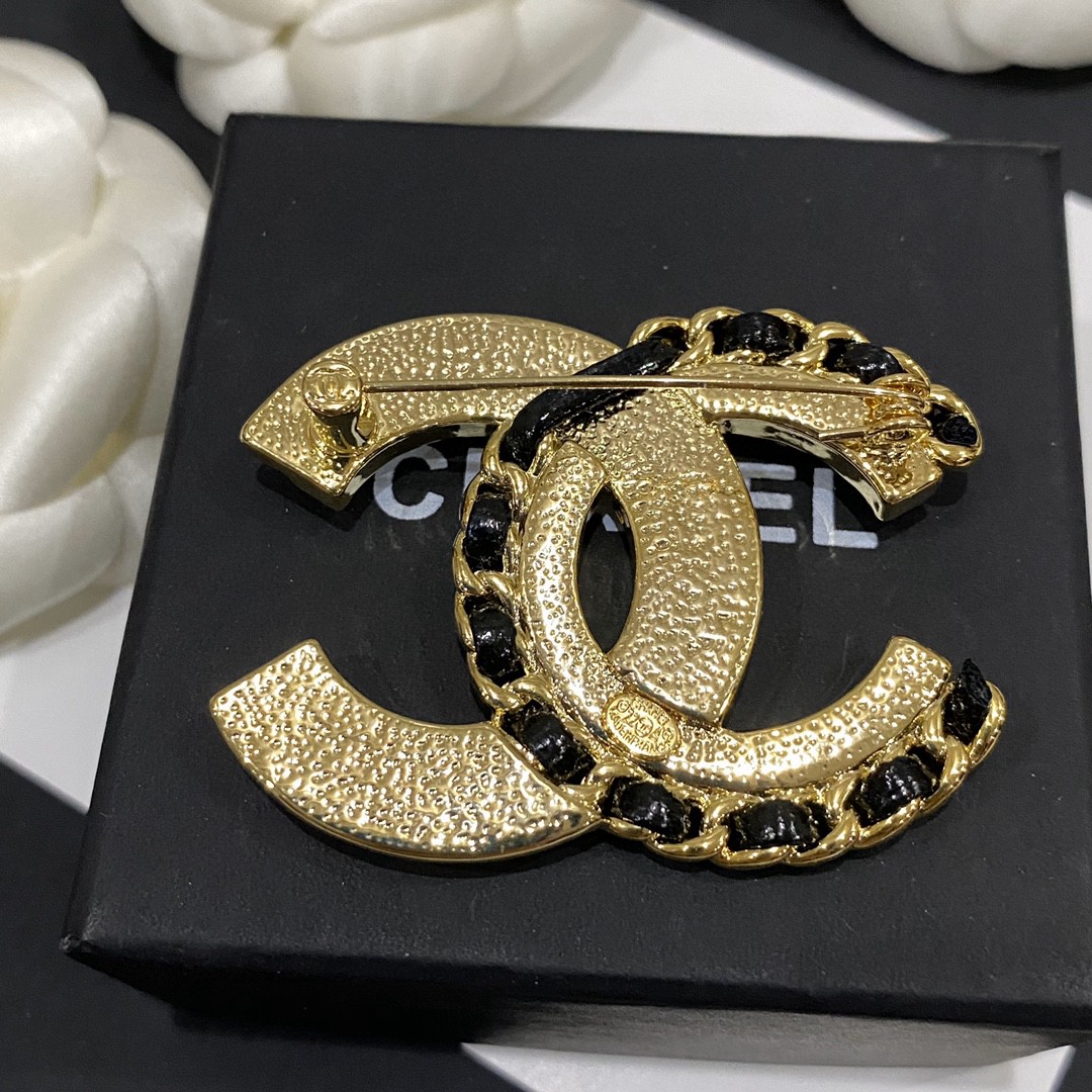 Chanel ZP打版 小香 CHANEL 施华洛晶钻皮串珍珠字母胸针