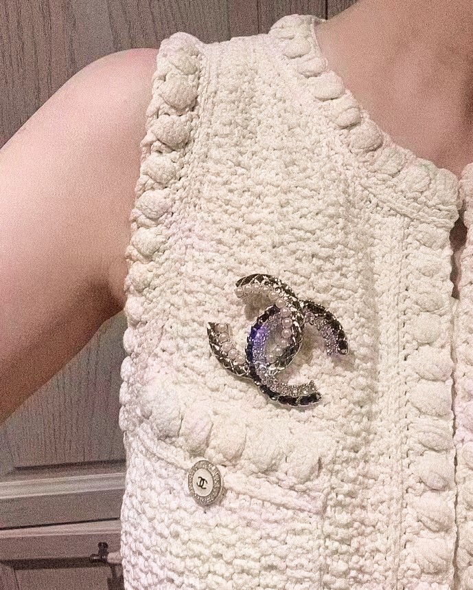 Chanel ZP打版 小香 CHANEL 施华洛晶钻皮串珍珠字母胸针