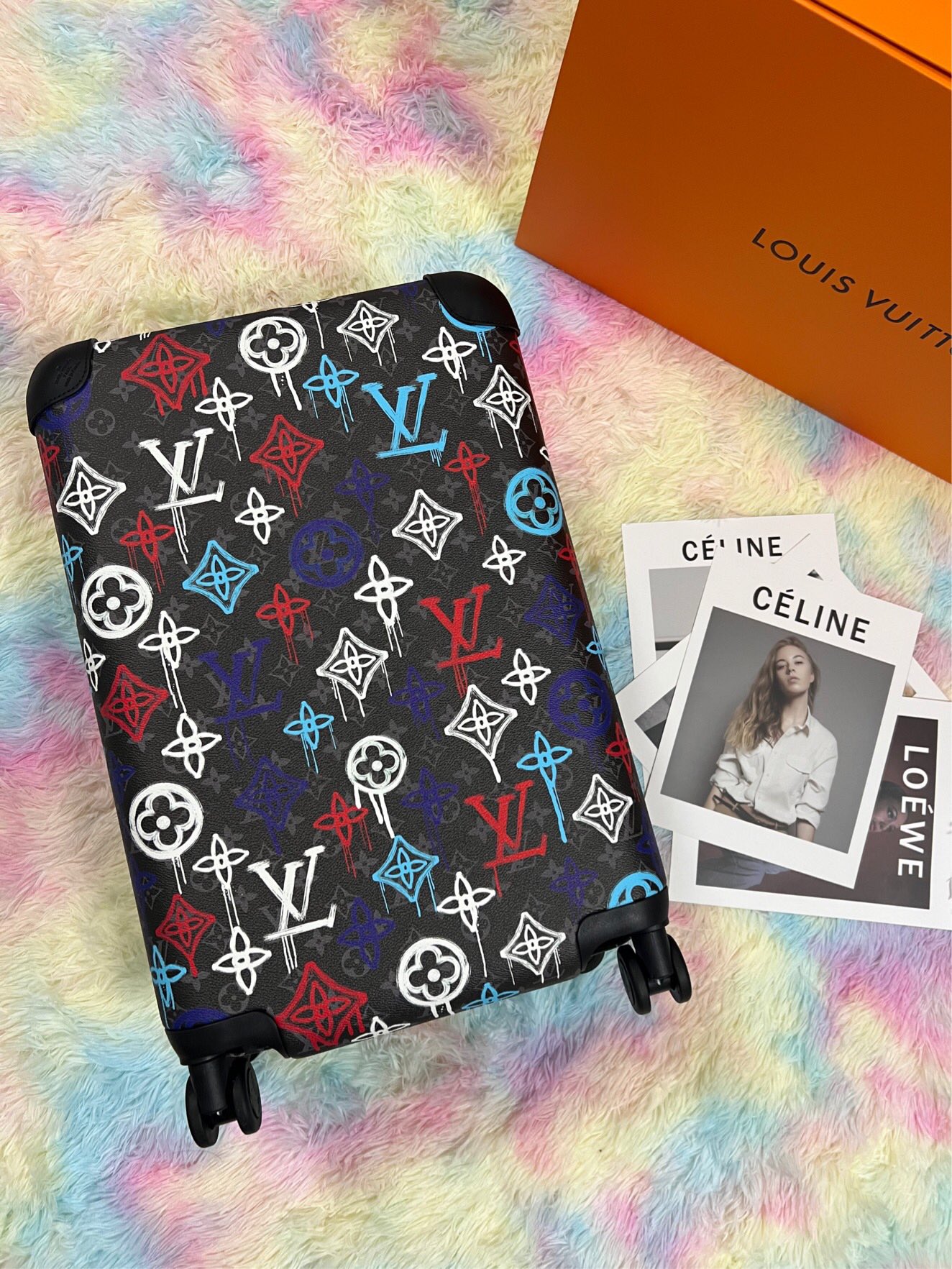 NO:269847,This Horizon 55 trolley case is made of canvas and presents a colorful street style. The lightweight configuration contains abundant capacity, and the large trolley and dual-wheel design creates a smooth experience.19860909本款 Horizon 55 拉杆箱以帆布呈现涂鸦风格 Monogram 图案,展现缤纷街头风尚.轻盈构型内藏充裕容量,大号拉杆和双轮设计成就顺滑体验.,,luggage