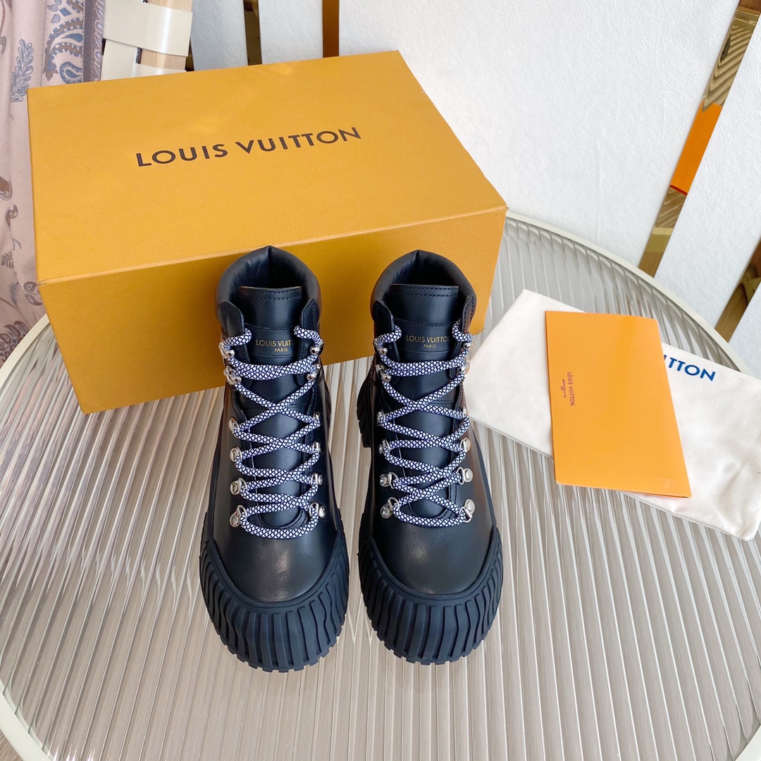 louisvuittfw22newarrivall️驴家ruby短靴新品也太好看了吧很耐造的样子帅气十足