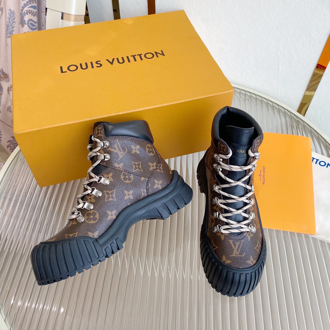 louisvuittfw22newarrivall️驴家ruby短靴新品也太好看了吧很耐造的样子帅气十足