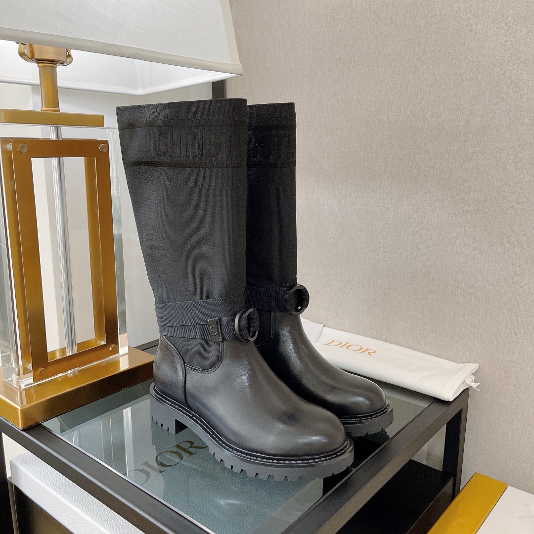 NO:481902,D-MAJOR Dior mid-tube boots are elegant and unique. They are carefully crafted from technology fabrics and black cowhide leather. They draw inspiration from Book Tote handbags and are decorated with CHRISTIAN DIO* logo. Adjustable straps and notched soles are decorated with CD initials as the finishing touch. Upper technology fabric/cowhide inner sheepskin inner heel height 3.5cm tube height approximately 32cm size 35-39 (40/41 custom-made non-return and exchange), boots, dior, dior, boots, cowhide, sheepskin19860909D-MAJOR Dior迪奥中筒长靴 这款 D-Major 靴子优雅而富有个性.采用科技面料和黑色牛皮革精心制作,从 Book Tote 手袋汲取灵感,饰以CHRISTIAN DIO*标志.可调节饰带和凹口鞋底饰以CD首字母,作为点睛之笔. 鞋面科技面料/牛皮 内里羊皮内里 跟高3.5cm 筒高约32cm 码数35-39（40/41定制不退换）,靴子,dior,dior,boots,cowhide,sheepskin,Women's Shoes