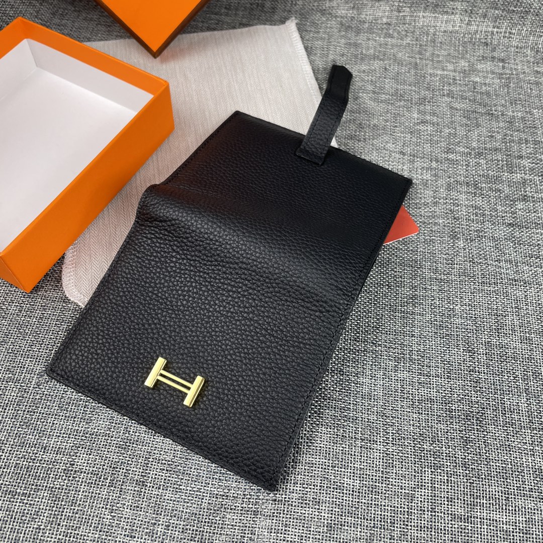 【爱马仕Hermes •原版品质】跑量价🉐️。
💋里外头层牛皮
💋新款纯色皮革口袋竖款钱包 
💋专柜对版