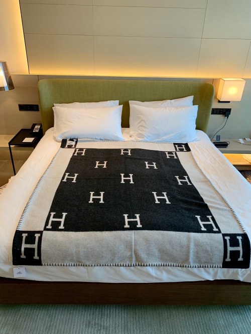 Hermes Black Cashmere Blanket, 170x135cm, Double-Sided Jacquard, Warm and Stylish 1 Hermes Black Cashmere Blanket, 170x135cm, Double-Sided Jacquard, Warm and Stylish