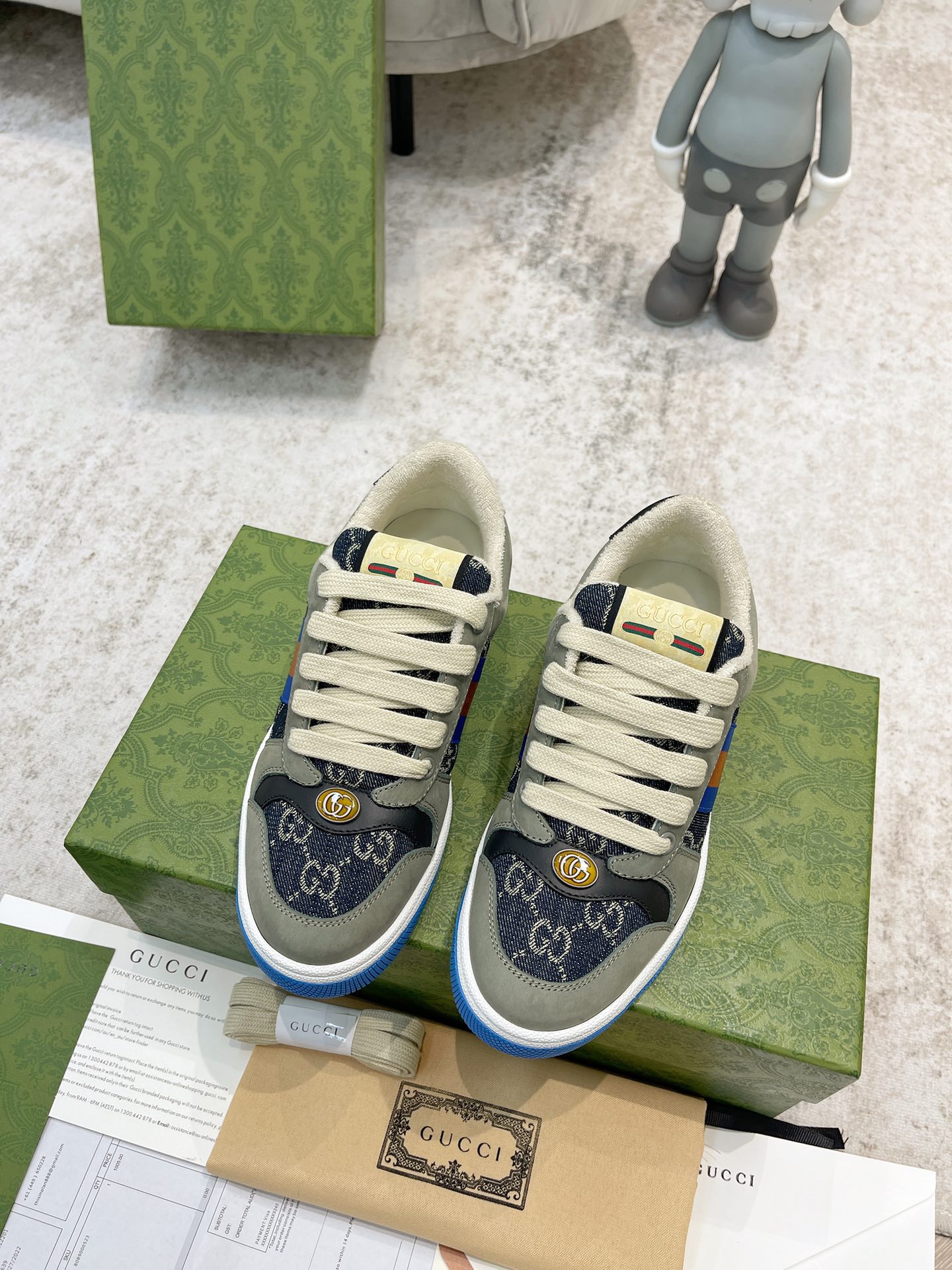 P360 全新升级Gucci 古驰小脏鞋经典休闲情侣款👫复古板鞋做旧G家脏脏鞋,同步专柜更新!
①鞋面增加原版一致的水性涂边工艺⚠️市场上的普通油边胶感太强又容易掉!A级头层磨砂皮(带毛孔)/对版电脑刺绣双G布,内里高密度毛巾绒。
②中底板细节上增加了PVC透明小圆标封线,六次开模采用滴珠宝工艺定制双色双G扣,力求做到和原版一样,一对扣子比市面普通扣贵3倍以上。
③做旧双色水洗标,芯片置放于右脚外腰上手机靠近跳入官网,整个鞋子完全做空胶工艺,TUP材质(区分市场橡胶)配专柜最新款绿色包装,3D印花手提袋,配一幅鞋带。
出入专柜,毫无压力,购买原版1:1精准复刻,反复修改升级。细节做到完美还原,材料均为定制,真正做到最顶级,请各位看清细节认准品质。
———鞋面:头层磨砂牛皮/刺绣双G布
———内里:原版高密度绒毛内里
———垫脚:原版珠光羊皮
———大底:私模抽真空TPU材质
———包装:专柜原版顶级全套包装
———鞋码: 女码35-40,男码39-44
(45🉑️定做不退换)