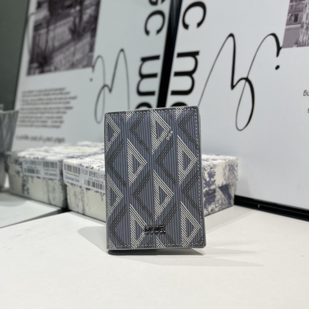 NO:671558,CH Dior men's new bi-fold card holder · Carefully crafted with Dior gray CD Diamon diamond pattern canvas · The pattern reinterprets the initials of 'CD' with a three-dimensional line diamond pattern · Gray smooth cow leather, practical and refined, beautiful appearance · There are three card slots on both sides, and two compartments for cash and receipts are elegant and stylish, and can be easily put into pockets · Size 8.2x11.2, Dior wallet, dior, dior, wallets, cowhide19860909CH Dior男士新款双折卡夹 · 采用迪奥灰CD Diamon钻石图案帆布精心制作 ·图案以立体线条菱形图案重新诠释“CD”首字母 ·灰光滑牛皮革,实用精致,造型美观 ·两侧分别设有三个卡槽,另设两个可收纳现金和票据的隔层优雅而时尚,可轻松放入口袋 ·尺寸8.2x11.2,Dior钱包,dior,dior,wallets,cowhide,欧美剧