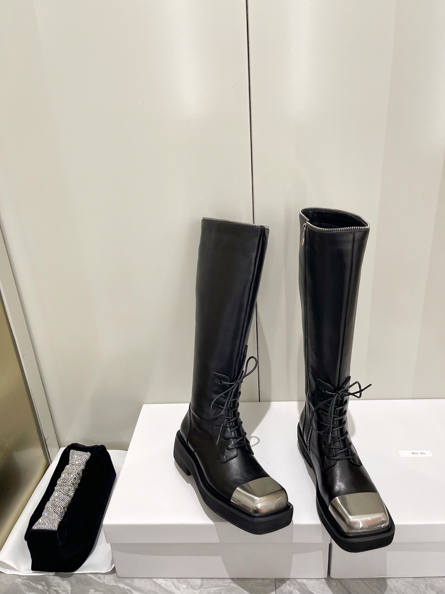 Jimmy Choo 15-Inch Boots: Sexy Design, Italian Craftsmanship, High Quality Materials. - 图片 5