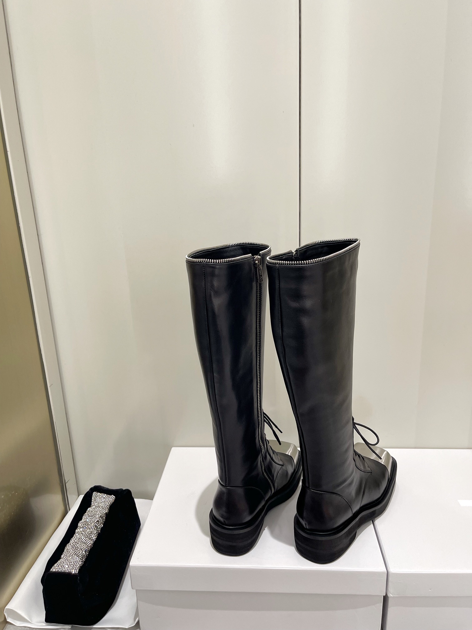 Jimmy Choo 15-Inch Boots: Sexy Design, Italian Craftsmanship, High Quality Materials. - 图片 3