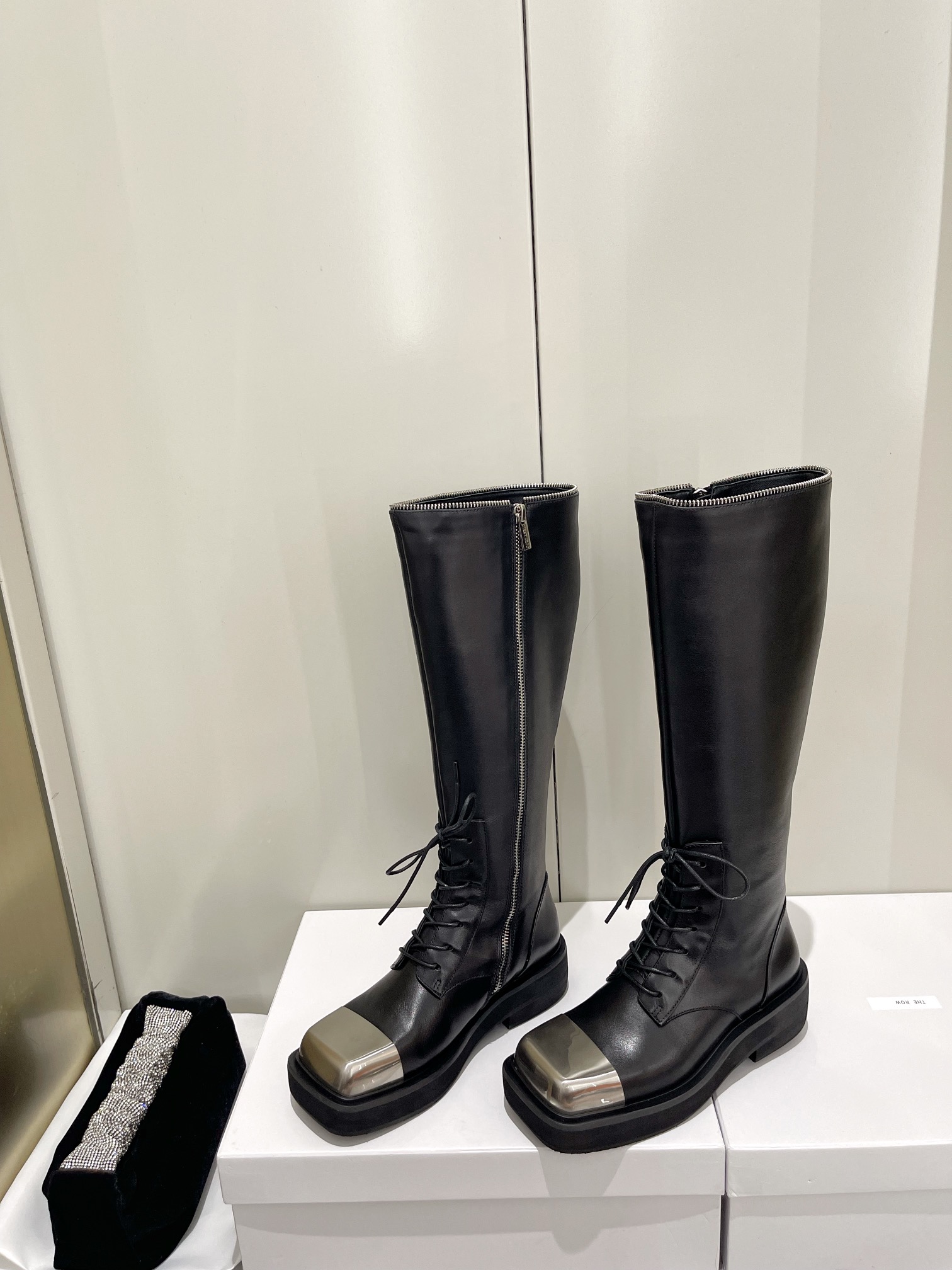 Jimmy Choo 15-Inch Boots: Sexy Design, Italian Craftsmanship, High Quality Materials. - 图片 4