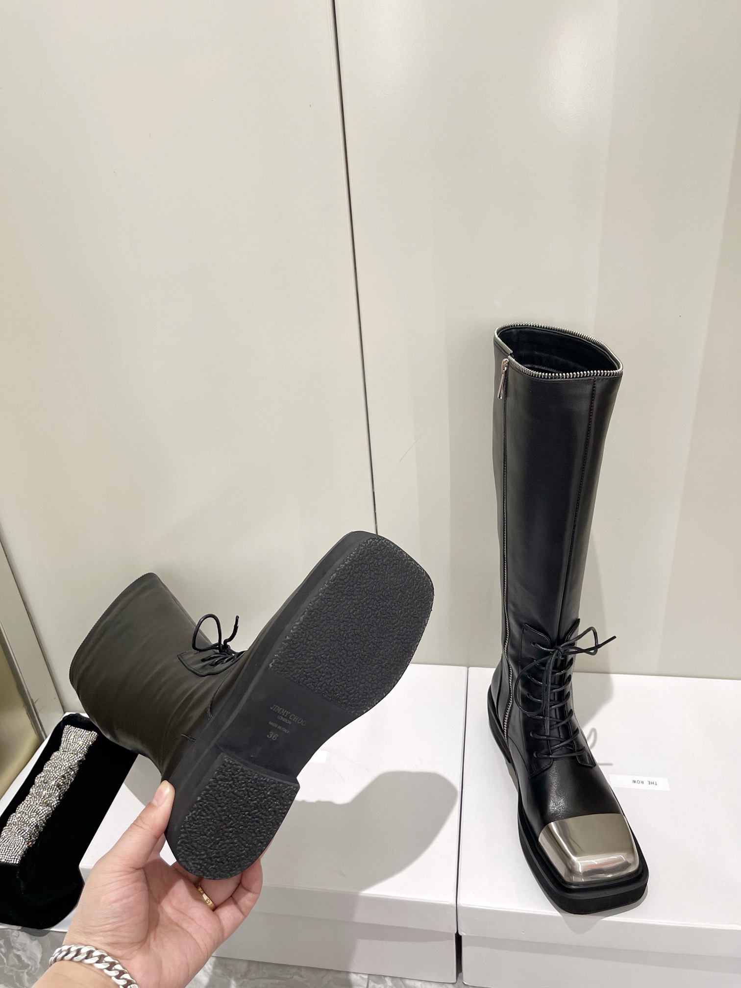 Jimmy Choo 15-Inch Boots: Sexy Design, Italian Craftsmanship, High Quality Materials. - 图片 7