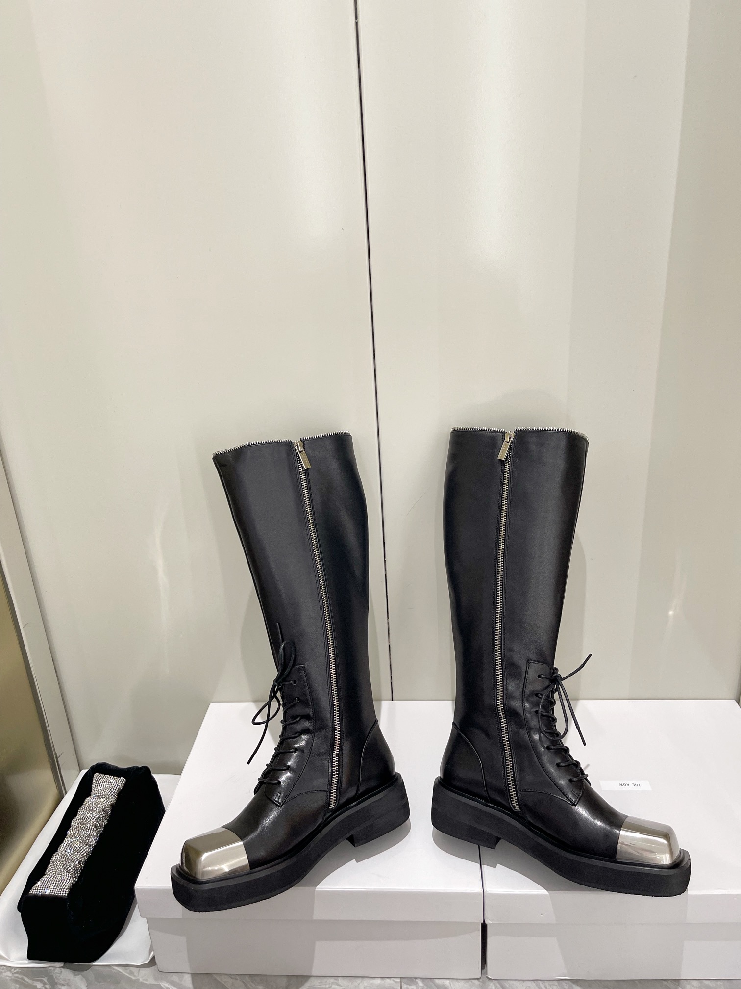 Jimmy Choo 15-Inch Boots: Sexy Design, Italian Craftsmanship, High Quality Materials. - 图片 6