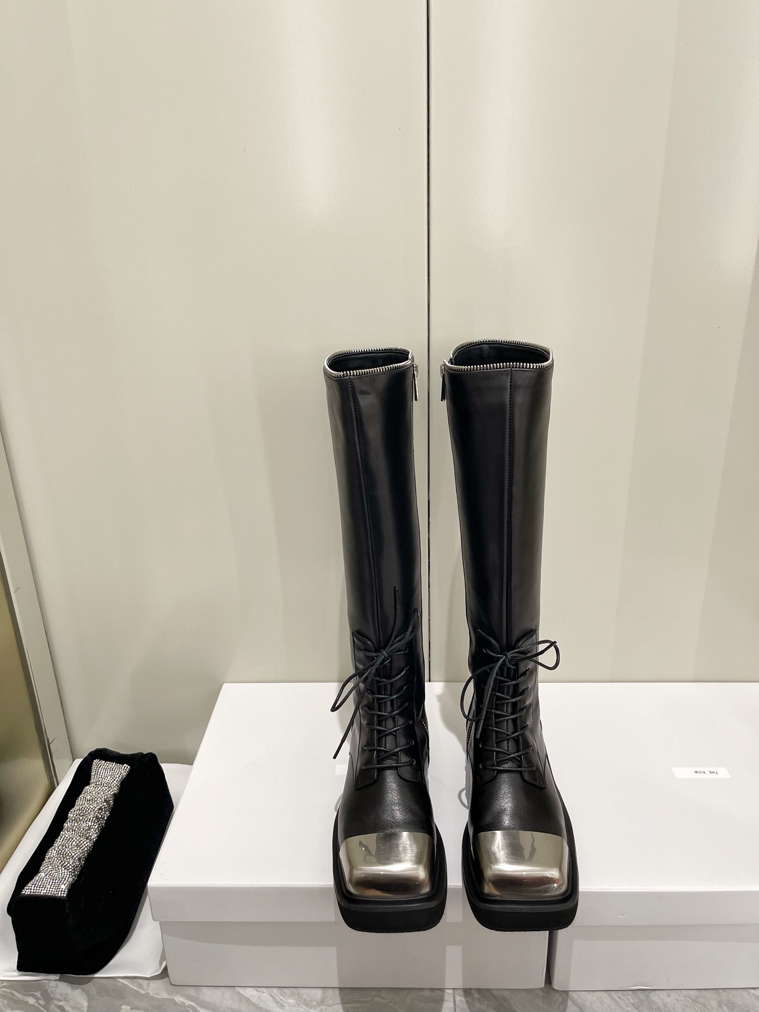 Jimmy Choo 15-Inch Boots: Sexy Design, Italian Craftsmanship, High Quality Materials. - 图片 1