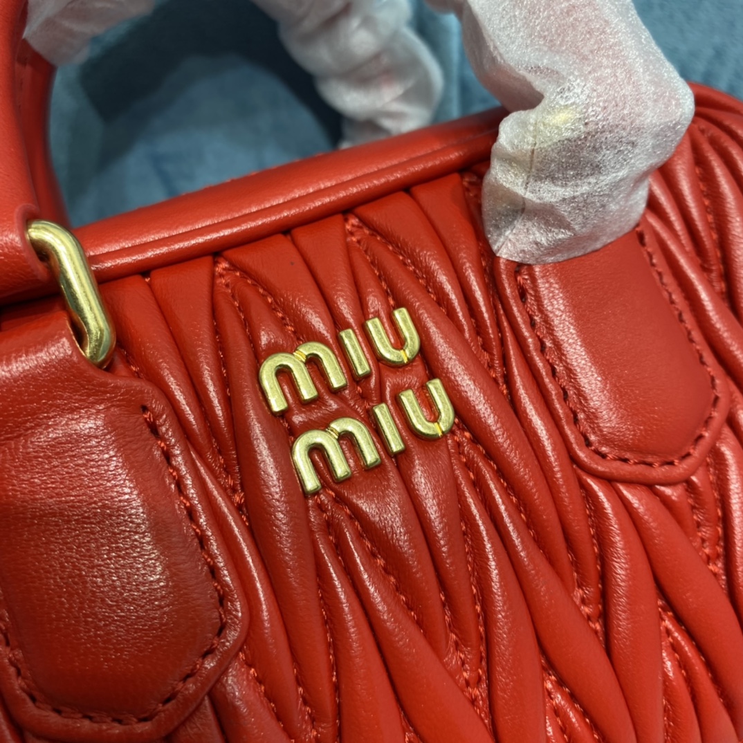 Miu Miu Classic Handcrafted Luxury Leather Shoulder Bag Ref.073010B7 4
