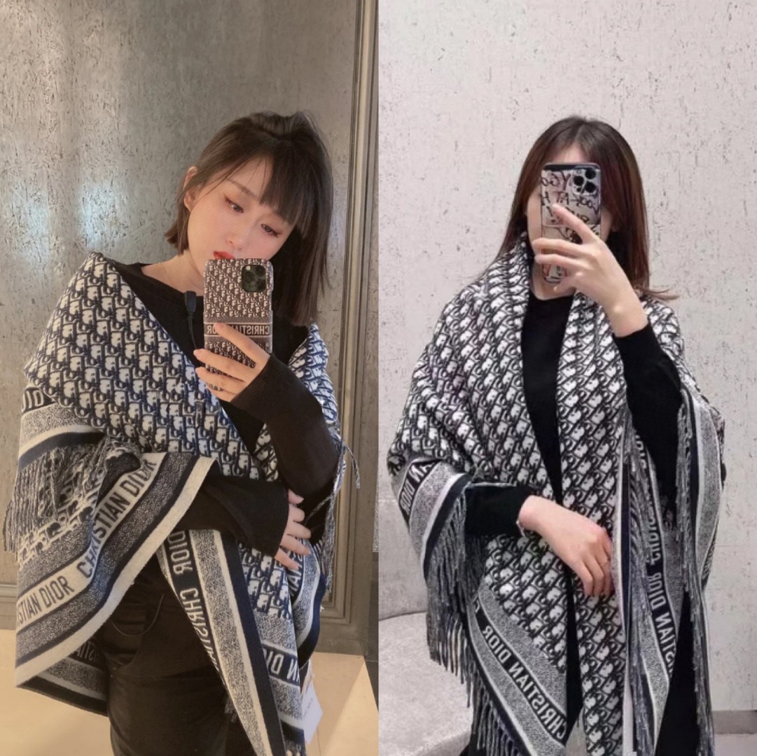 NO:603169,Batch Dior's latest popular shawl [D Presbyopia Tassel Shawl], believe me, it is really a warm sheep!  The quality is incomparable. When you look at the pictures, you should be able to strongly feel that the quality is extraordinary. The classic printed pattern of the letter D on it is very clear and can be worn, draped or tied softly to keep warm. It is thick and warm enough. Every woman will fall in love with it. The D plus classic jungle series pattern is very distinctive. The real thing is really like a warm big sheep, which gives people a sense of security. The key is that it has such a high appearance. It is a very rare 140*140cm  , 57 cashmere + 43 wool. It looks good no matter how you wear it. I definitely feel it is worth the ordinary scarf, ordinary scarf, dior, shawls.19860909批Dior最新爆款披肩【D老花流苏披肩】,相信我,真心是温暖大绵羊！品质无敌赞,,你们看图片应该能强烈的感受到品质非同一般,上面的D字母经典印花图案非常清晰可围可披可系软糯保暖~很厚实一条足够温暖,每个女人都会爱上Ta吧D加经典丛林系列图案很有特色,实物真的是温暖的大绵羊一样给人安全感,关键颜值还这么高特别特别罕见的一款140*140cm ,57山羊绒+43羊毛.随便怎么围都好看,收到绝对觉得值普通围巾,普通围巾,dior,shawls,scarf
