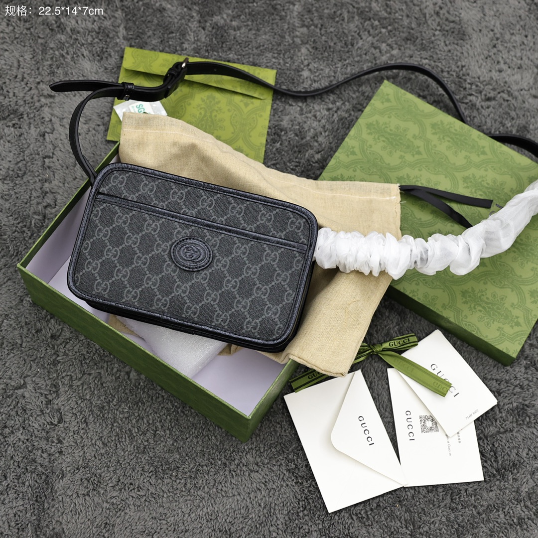 Gucci新款相机包💰220 长方形造型,搭配复古印花皮料,简直绝了,情侣款必入的,简约的造型设计,给人一种惊艳的复古风格,简约的颜值,却别有一番味道。 规格:22.5*14*7cm