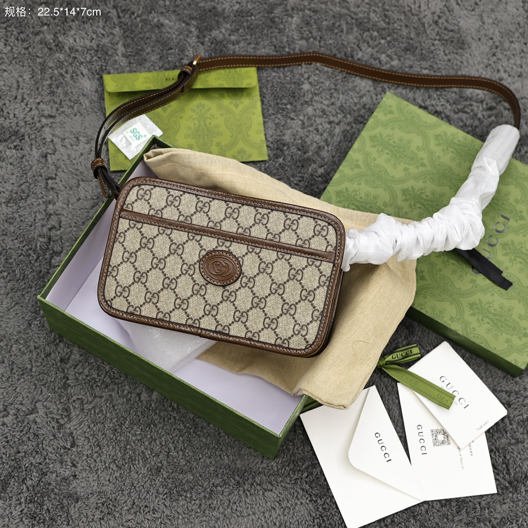 Gucci新款相机包💰220 长方形造型,搭配复古印花皮料,简直绝了,情侣款必入的,简约的造型设计,给人一种惊艳的复古风格,简约的颜值,却别有一番味道。 规格:22.5*14*7cm