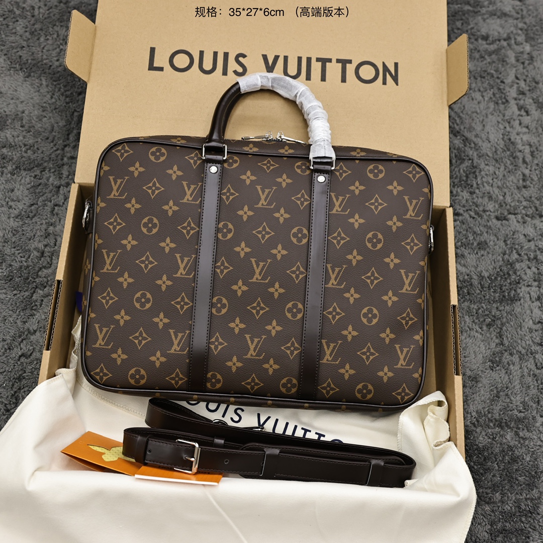LV男士公文包 精致包装 老花 PORTE-DOCUMENTS VOYAGE 公文包,粗犷的Damier Graphite格纹帆布赋予此款Porte-Documents Voyage公文包别样的个性魅力,光滑的皮革饰边与宽敞的内部空间,奢华与实用的理想结合. 规格:35*27*6cm
