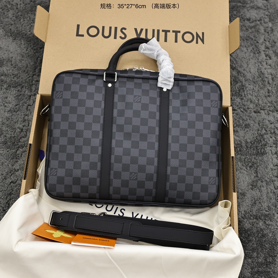 LV男士公文包💰340   精致包装
黑格 PORTE-DOCUMENTS VOYAGE 公文包，粗犷的Damier Graphite格纹帆布赋予此款Porte-Documents Voyage公文包别样的个性魅力，光滑的皮革饰边与宽敞的内部空间，奢华与实用的理想结合。
规格：35*27*6cm