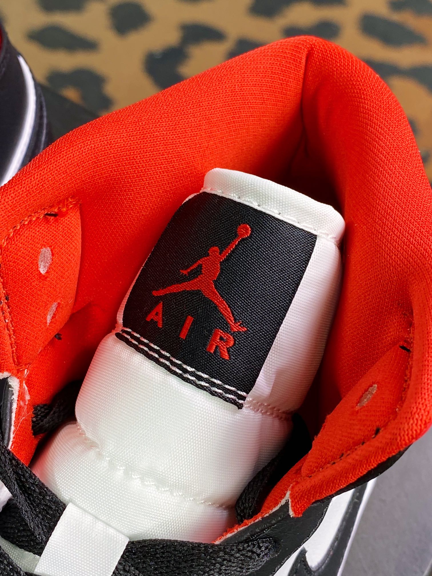 240 Air Jordan 1 Retro Mid”Reverse Black Toe”AJ1乔丹一代中帮篮球鞋BQ6472-061