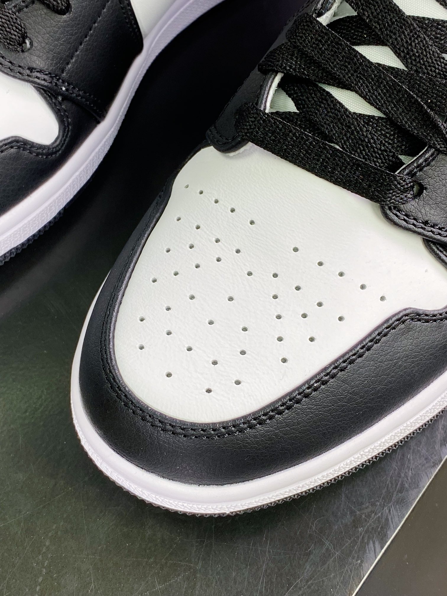 240 Air Jordan 1 Retro Mid”Reverse Black Toe”AJ1乔丹一代中帮篮球鞋BQ6472-061