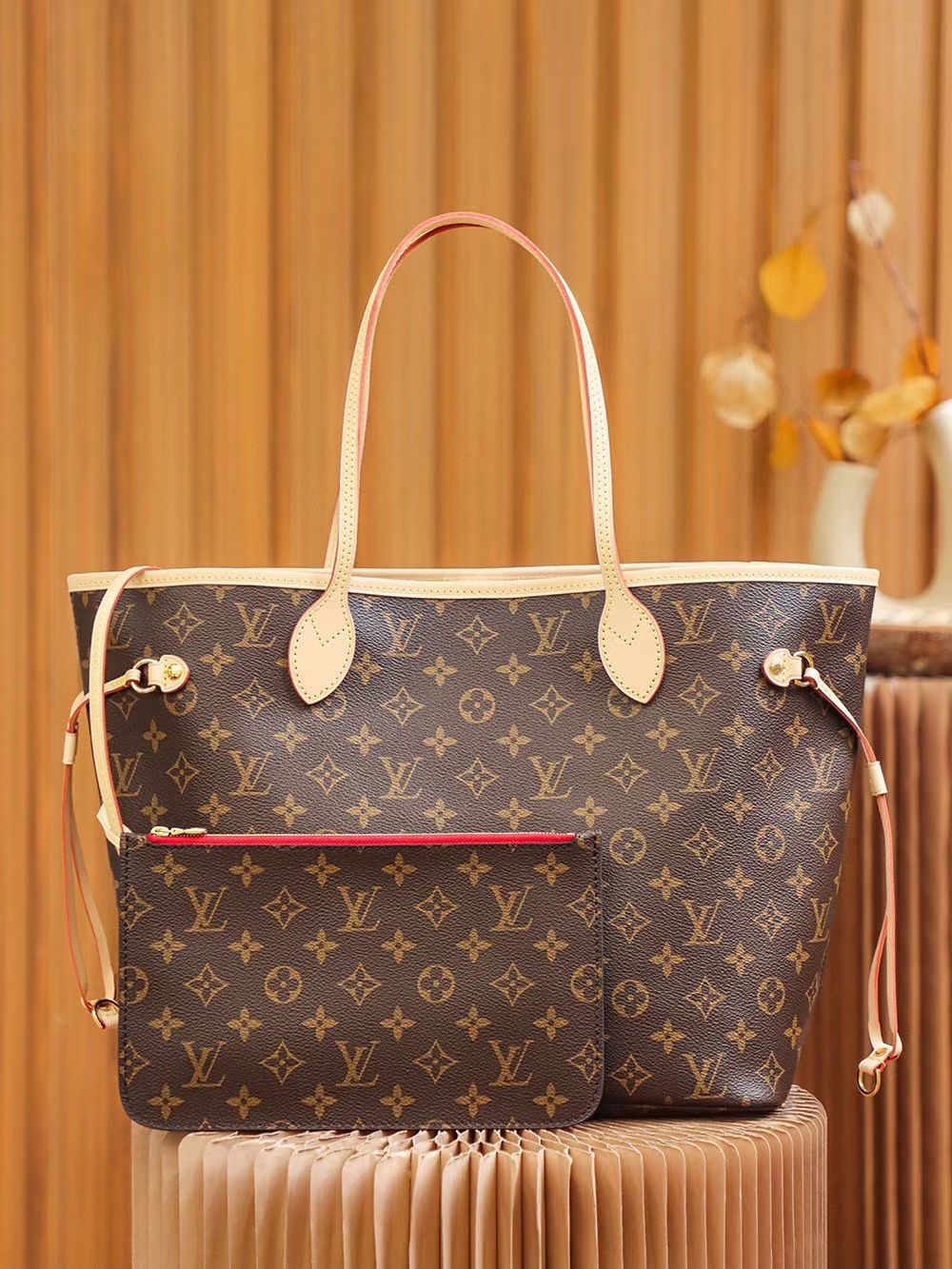 NO:179166,The new classic shopping bag of the new Louis Vuitton Neverfull New interpretation of the classic handbag, exploring the exquisite details inside the bag. The redesigned inner bag uses a fresh fabric lining and retro details inspired by the Louis Vuitton Archives. The most commendable zipper clutch is the removable zipper clutch, which can be used alone as a delicate clutch or as an extra pocket. The bright liner tone adds more lively and vividness to the Monogram classic canvas. Medium size (32*29*17), lv super sp diamond plaid fabric, louis vuitton, louis vuitton, handbag19860909特级S精品M41177老花红里经典购物袋路易威登新款 Neverfull 全新演绎经典手袋,探索袋内精致细节.重新设计的内袋采用了清新的织物内衬和灵感源自路易威登档案馆的复古细节,最值得称道的莫过于可脱卸式拉链手包,它既可单独作为一只精致手拿包使用,亦可作为额外的口袋. 明快的内衬色调为 Monogram 经典帆布增加了更多活泼生动之感.中号尺寸（32*29*17）,lv特级sp菱形格面料,louis vuitton,louis vuitton,handbag,Bag