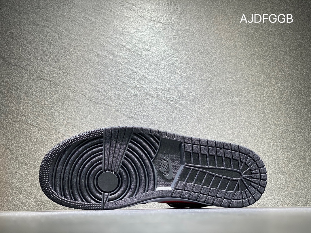 260 Nike AIR JORDAN 1 mid AJ1 乔丹中帮篮球鞋554724-079