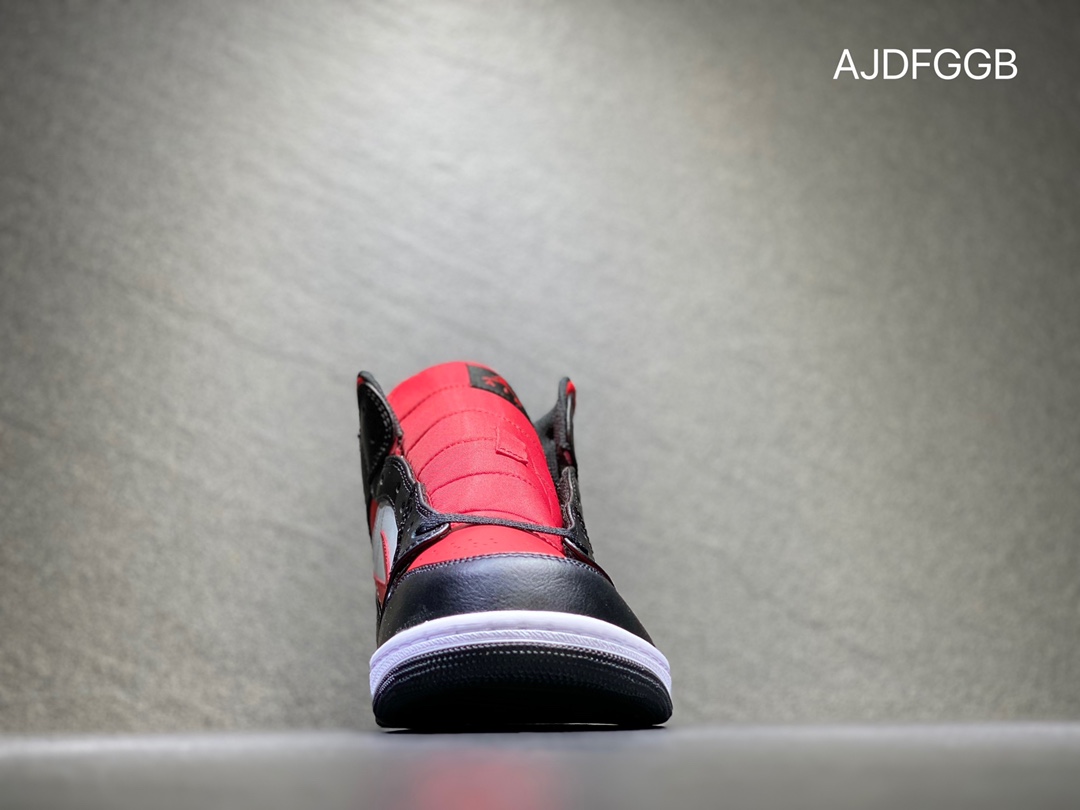 260 Nike AIR JORDAN 1 mid AJ1 乔丹中帮篮球鞋554724-079