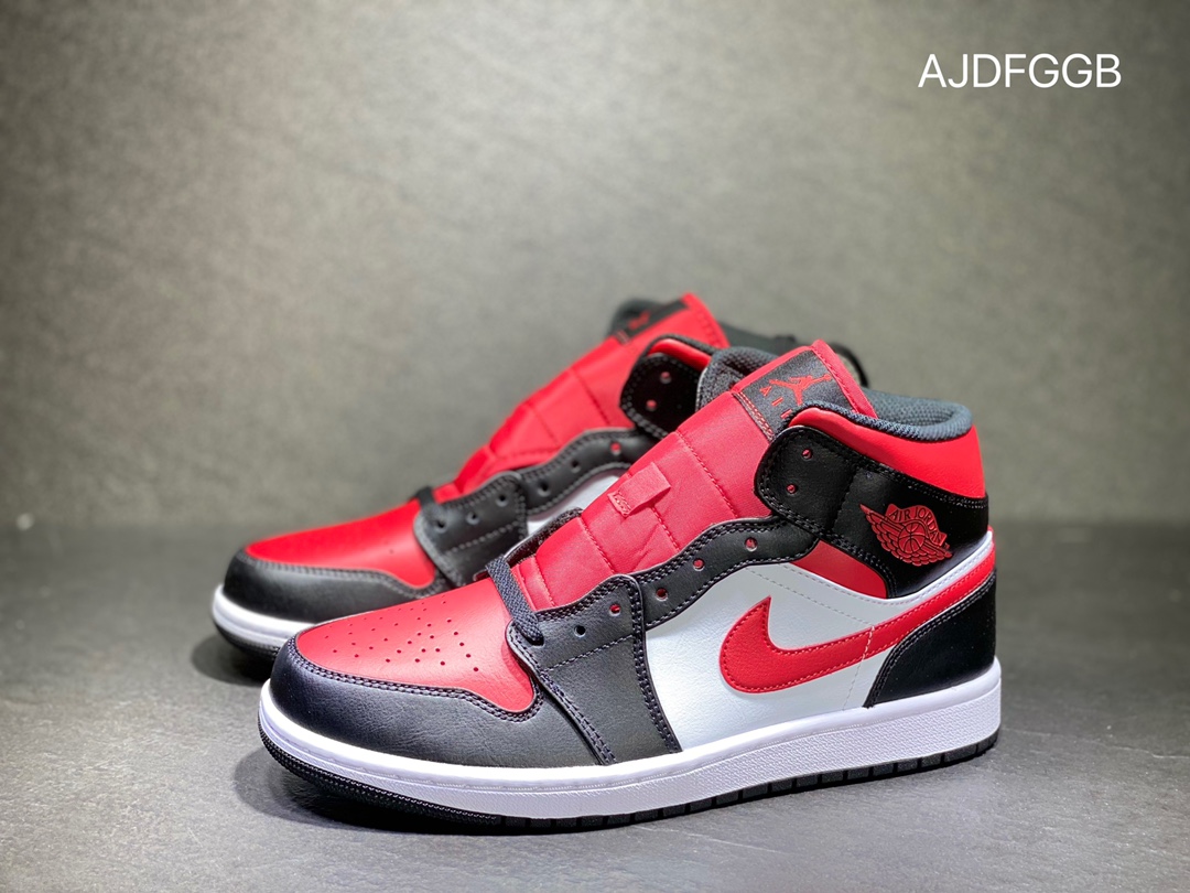 260 Nike AIR JORDAN 1 mid AJ1 乔丹中帮篮球鞋554724-079