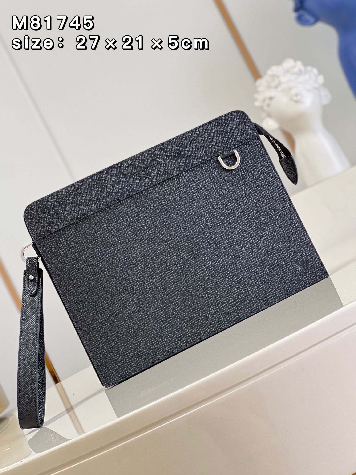 NO:399453,【Exclusive real photo M81745】This Standing Pouch clutch is made of Taga leather to create abundant space, which can accommodate tablets, mobile phones and other small objects. The surface of the LV letters complements the texture of the bag, and the wristband is removable for daily travel. Size 27×21×5cm NS/z.,LV [original leather],louis vuitton,handbag19860909【独家实拍 M81745】本款 Standing Pouch 手拿包采用 Taga 皮革塑造充裕空间,可从容收纳平板电脑、手机和其他小物.LV 字母表面与包身质感相得益彰,可拆卸腕带方便日常出行.尺寸27×21×5cm NS/z.,LV【原厂皮】,louis vuitton,handbag,Bag