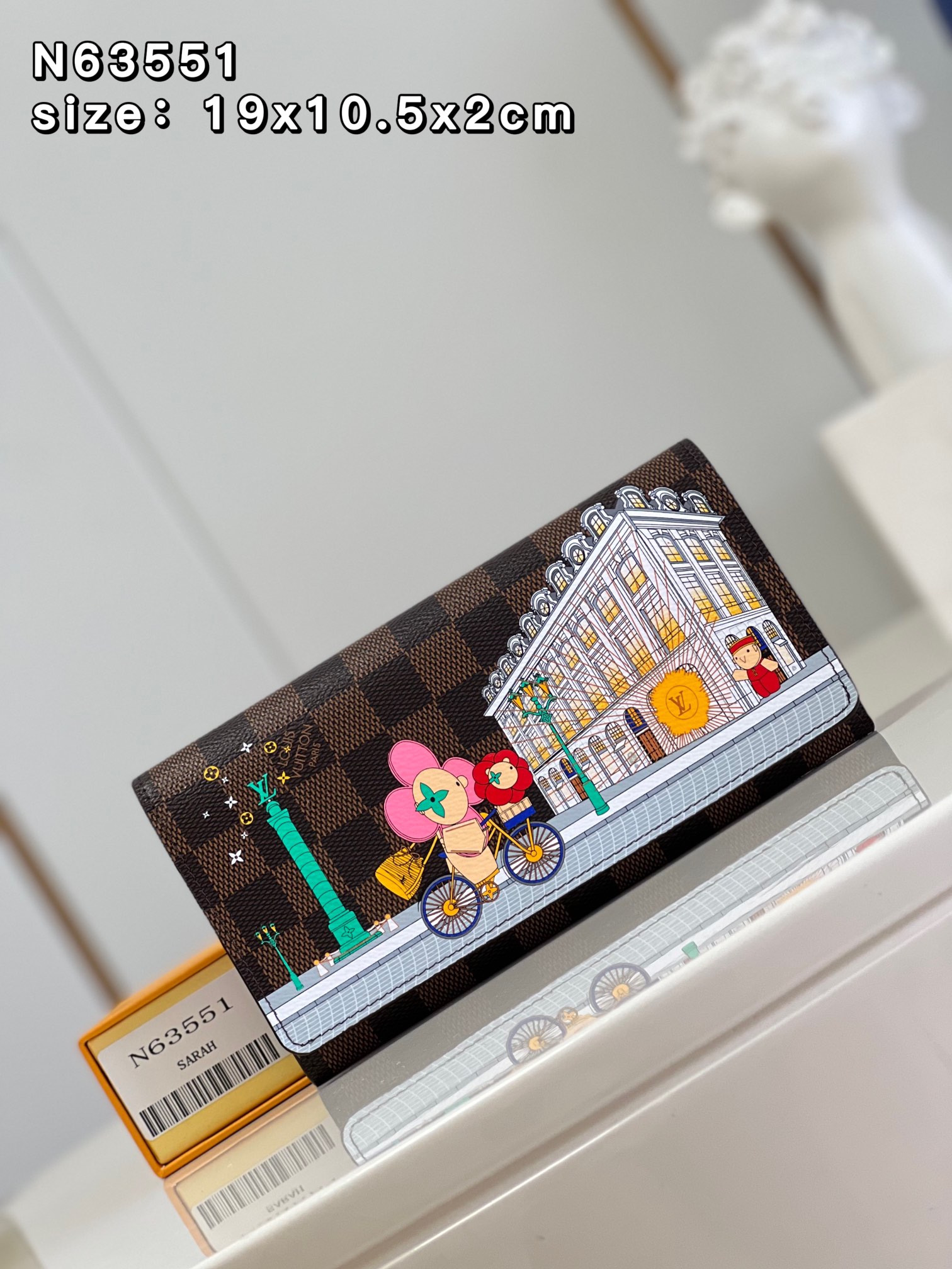 NO:399455,【Exclusive real shot N63551】This Sarah wallet is made of Damier Ebene canvas and is reinterpreted in the Vivienne Holidays series, demonstrating the spirit of travel. The limited edition print on the wallet pays tribute to Paris with colorful scenes. The Louis Vuitton mascot Vivienne rides a bicycle through the specialty store in Place Vanden. This elegant collector's edition flip wallet is lined with pink leather to create a perfect gift. Size 19 x 10.5 x 2 cm (length x height x width) Z.,LV [original leather],louis vuitton,louis vuitton,wallets19860909【独家实拍 N63551】这款Sarah钱包采用Damier Ebene帆布制作,于Vivienne Holidays 系列重新演绎,彰显旅行精神.钱包上的限量版印花以绚丽多彩的场景向巴黎致敬,路易威登吉祥物Vivienne骑自行车经过凡登广场的专门店.这款典雅的珍藏版翻盖钱包配有粉红色的皮革衬里,打造完美礼品.尺寸19 x 10.5 x 2 cm (长度 x 高度 x 宽度) Z.,LV【原厂皮】,louis vuitton,louis vuitton,wallets,Bag