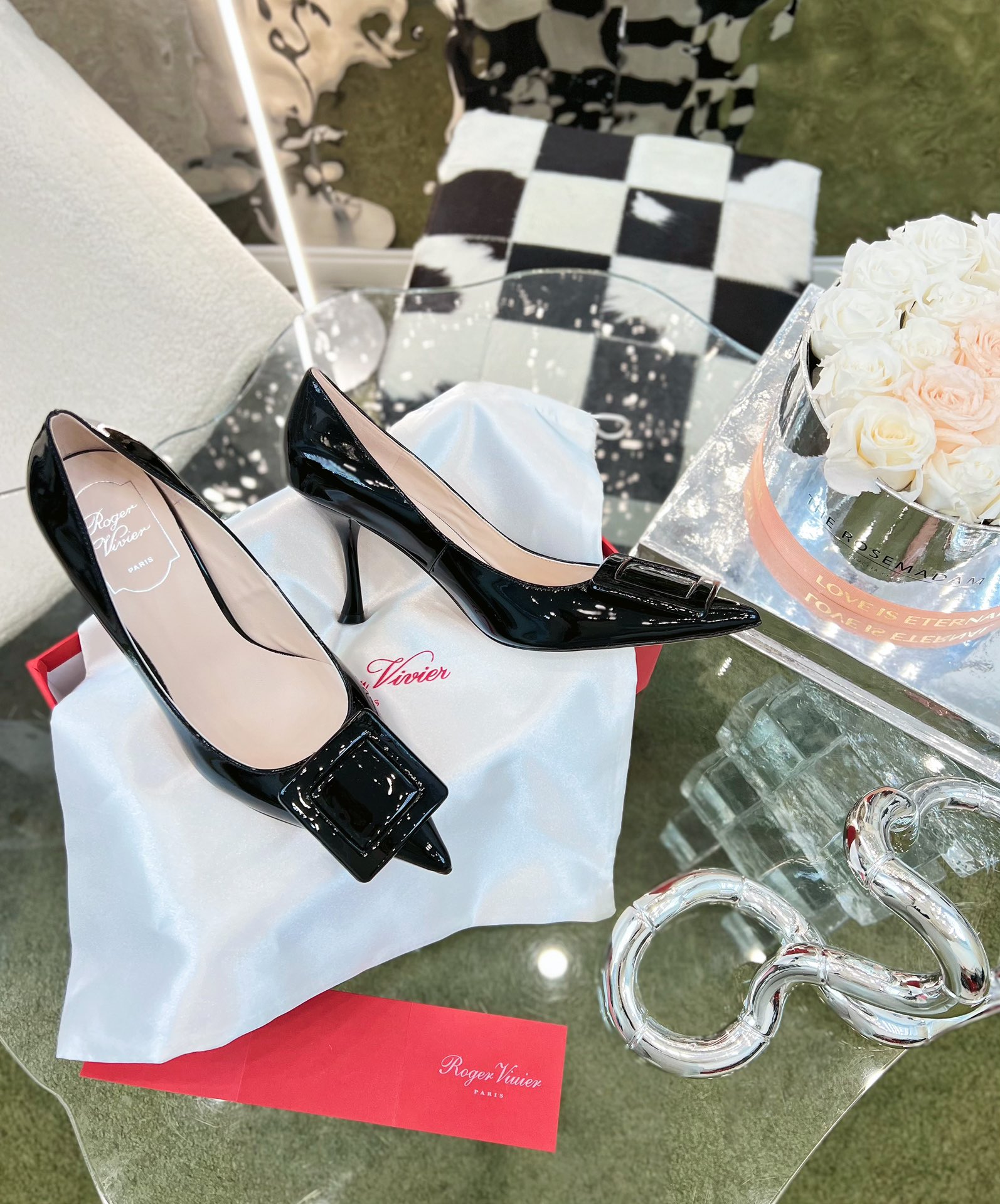 NO:616675,The counter has a full range of new patent leather square buckle shoes ★★★★★ A high-end style, the new metal square buckle upper is luxurious and refined, full of high-end, suitable for commuting and socialite style. The upper is imported calf patent leather/imported sheepskin lining: sheepskin lining + foot pad sheepskin outsole Italian printed piece Shoe size: 34-40 (34 40 customization is not returnable) Heel height: 6.5cm | 8.5cm  Delivery of the latest luxury counters with simultaneous packaging, high heels, single shoes, high heels, sheepskin, sheep19860909专柜新款漆皮方扣单鞋全系列上新 ★★★★★ 气质高级的一款,新款金属方扣上脚奢华精致,高级感满满,通勤风名媛风都妥 鞋面进口小牛漆皮/进口羊京 内里: 羊皮内里+垫脚羊皮 大底意大利印刷片 鞋码: 34-40（34 40定制不退换） 跟高: 6.5cm | 8.5cm 配送豪华最新专柜同步包装,高跟鞋单鞋,high heels,sheepskin,sheep,Women's Shoes