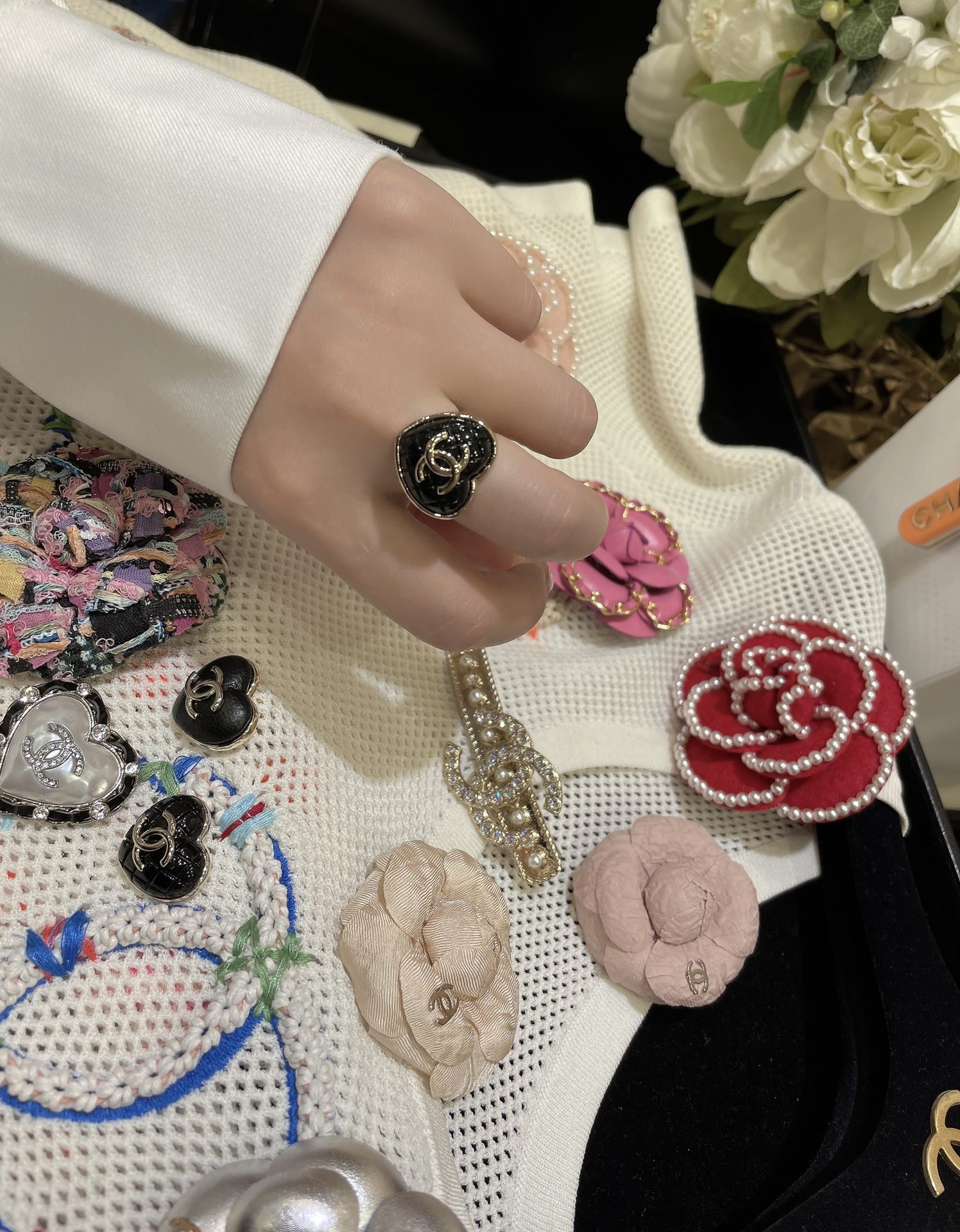 NO:633647,88180, the top version arrived today. 22K new black three-dimensional rhombus pattern peach heart double C gold ring. The classic rhombus pattern is casual and elegant without losing personality. It feels a bit cool with the black love shape. It is easy to control in daily life. It is a must-buy for hot girls. It looks so high-end. Purchased. Customized. Brass gold-plated. Peach heart resin material. Size US code 6-7-8, ring, gold plating, Cardia high-end jewelry.1986090988180,今日到货顶级版本 22K新款黑色立体菱格纹桃心双C金色戒指 经典菱格纹随性优雅又不失个性 搭配黑色爱心造型有点酷酷的感觉 日常好驾驭 辣妹必买太显高级了 购入z定制 黄铜镀金 桃心树脂材质 size美码6-7-8,,ring,gold plating,卡迪亚高端饰品,Jewelry