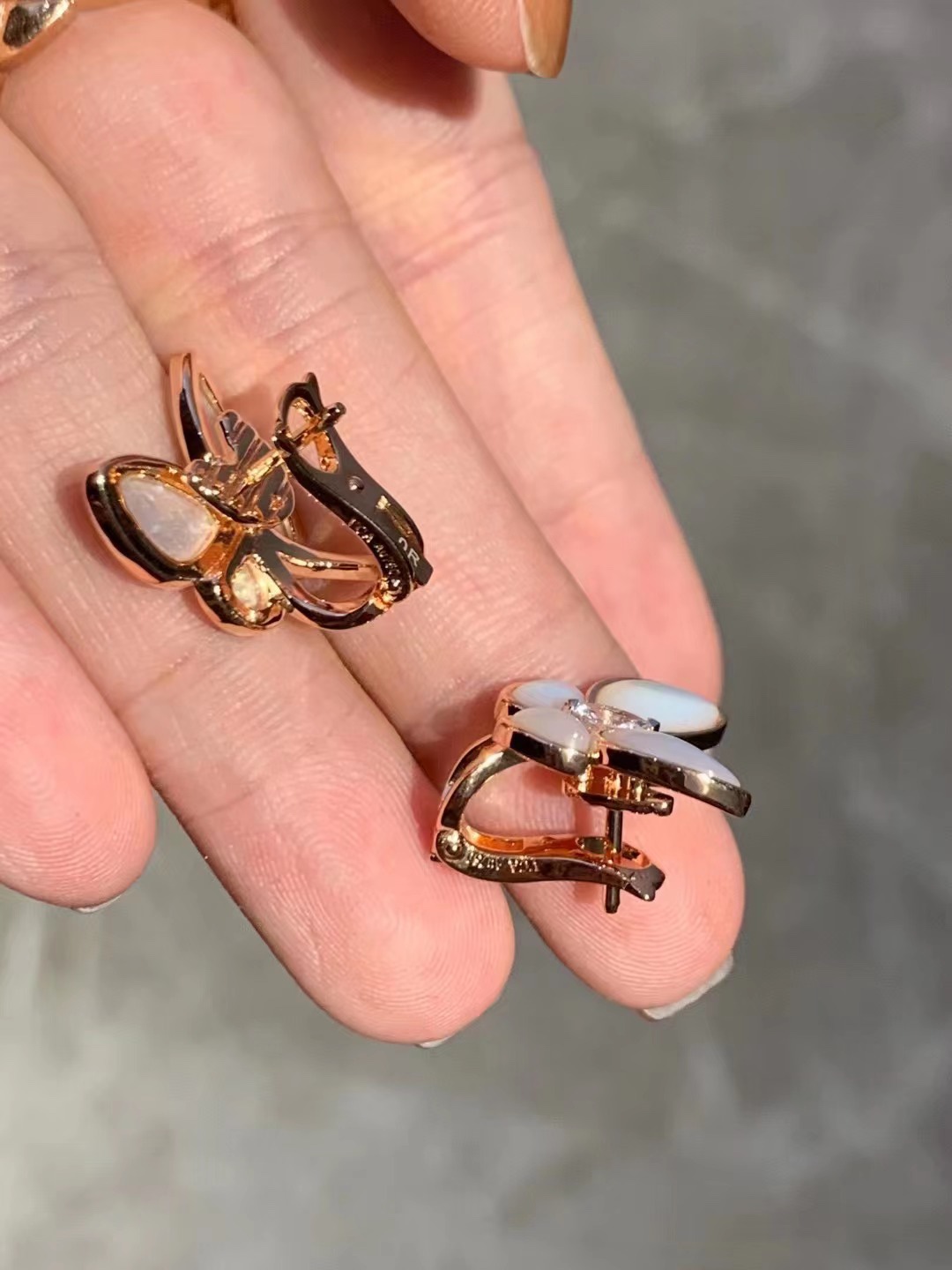 Van Cleef & Arpels vca 蝴蝶耳钉 深海蝶贝 泛彩光一级棒