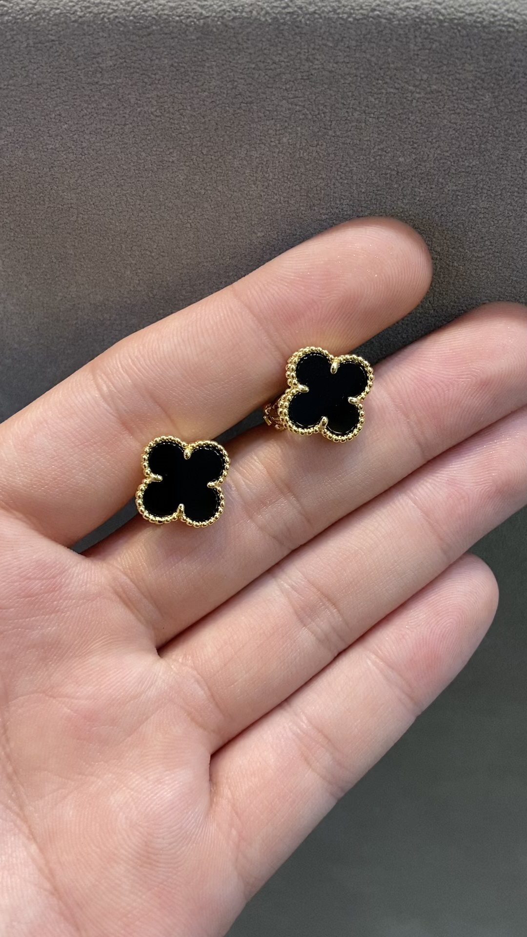 Van Cleef & Arpels vca黑玛瑙四叶草耳拍 黄金色