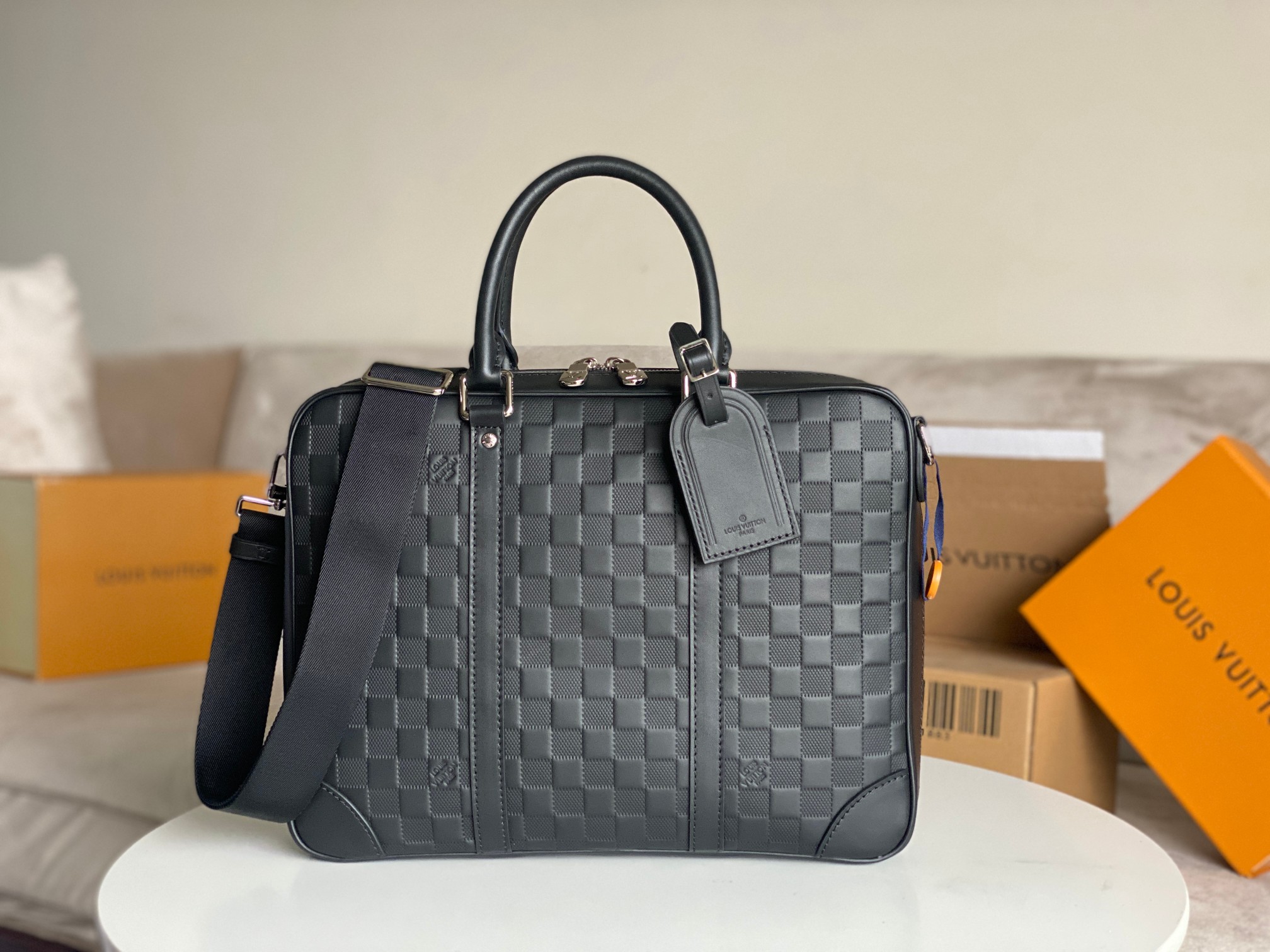 NO:202414,Details of the version development are perfect original single quality [Exclusive real photo M45288 black plastered top leather] Sirius briefcase is made of Damier Infini Onyx cowhide leather, which is a slim configuration and a wide mouth design, which is easy to pick up and hold items. The removable and adjustable shoulder strap is suitable for shoulder or crossbody, and is fixed to the D-ring leather brand to add ingenuity. Detailed features 35 x 27 x 7 cm (length x height x width), LV [top original single], louis vuitton, cowhide19860909对版开发细节完美原单品质【独家实拍M45288黑色压格 头层皮】Sirius 公文包取材 Damier Infini Onyx 牛皮革,为纤薄构型搭配广口设计,便于取放其中物品.可拆卸并调节的肩带适宜肩背或斜挎,固定于 D 形环的皮革名牌再添巧思.详细特征35 x 27 x 7 厘米 (长度 x 高 x 宽),LV【顶级原单】,louis vuitton,cowhide,Bag