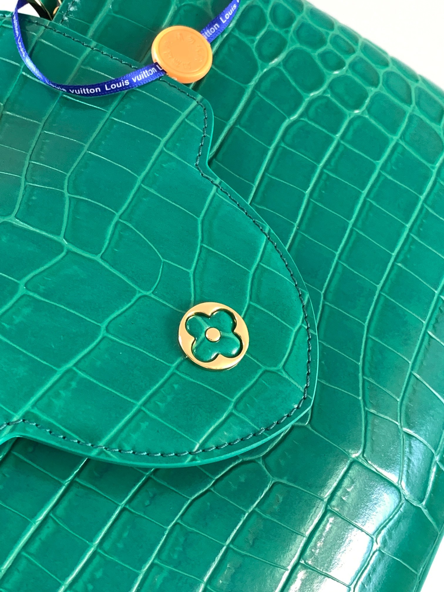 特级原厂皮N92967祖母绿亮面鳄鱼纹金扣Capucines中号手袋精巧融合鳄鱼皮外层细腻山羊皮内衬和莹
