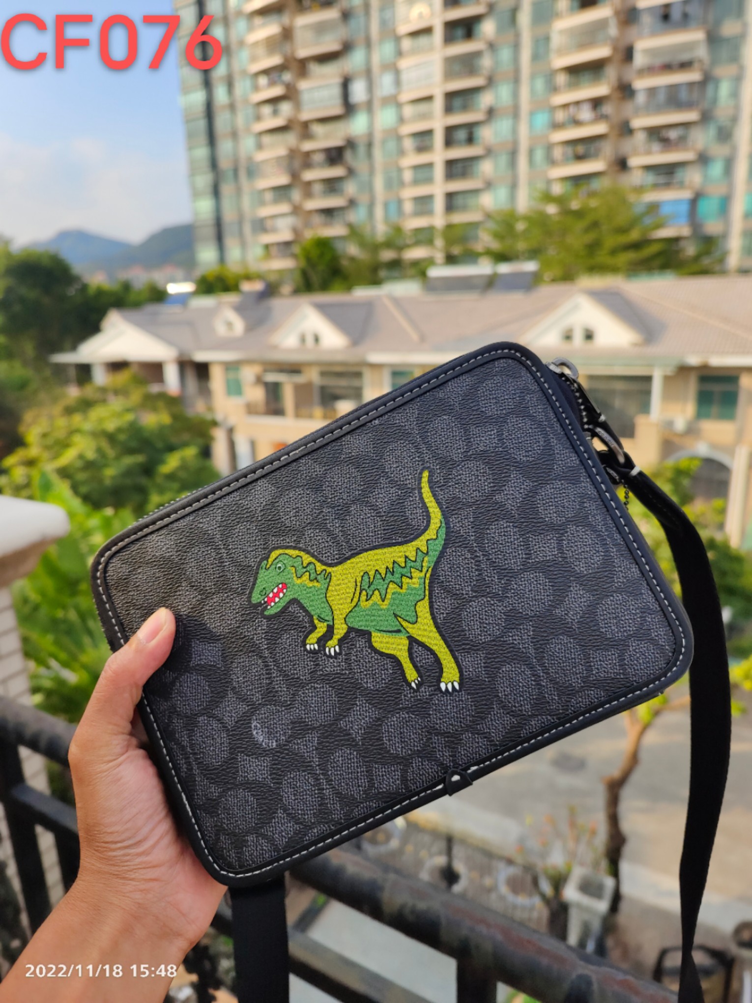 Coach 款号CF076恐龙男士新款 C家 Charter 通勤和出差提供便携舒适的体验 这款公整有型的斜挎包采用满版的老花 和 的皮革制作 带有2个特色拉链隔层 内置容量足够强大 尺寸：24*16*7 cm
