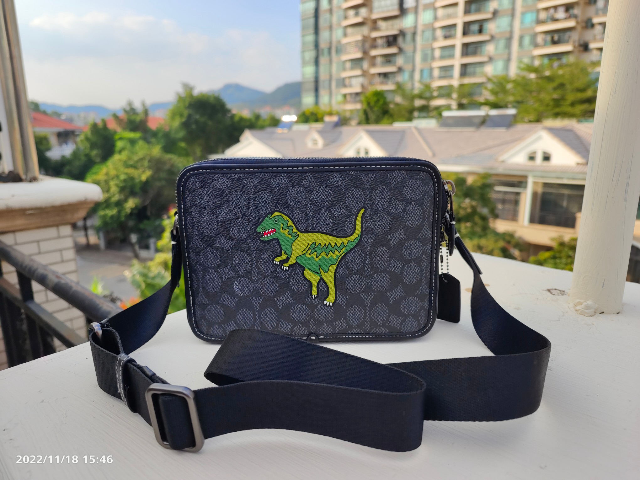 Coach 款号CF076恐龙男士新款 C家 Charter 通勤和出差提供便携舒适的体验 这款公整有型的斜挎包采用满版的老花 和 的皮革制作 带有2个特色拉链隔层 内置容量足够强大 尺寸：24*16*7 cm