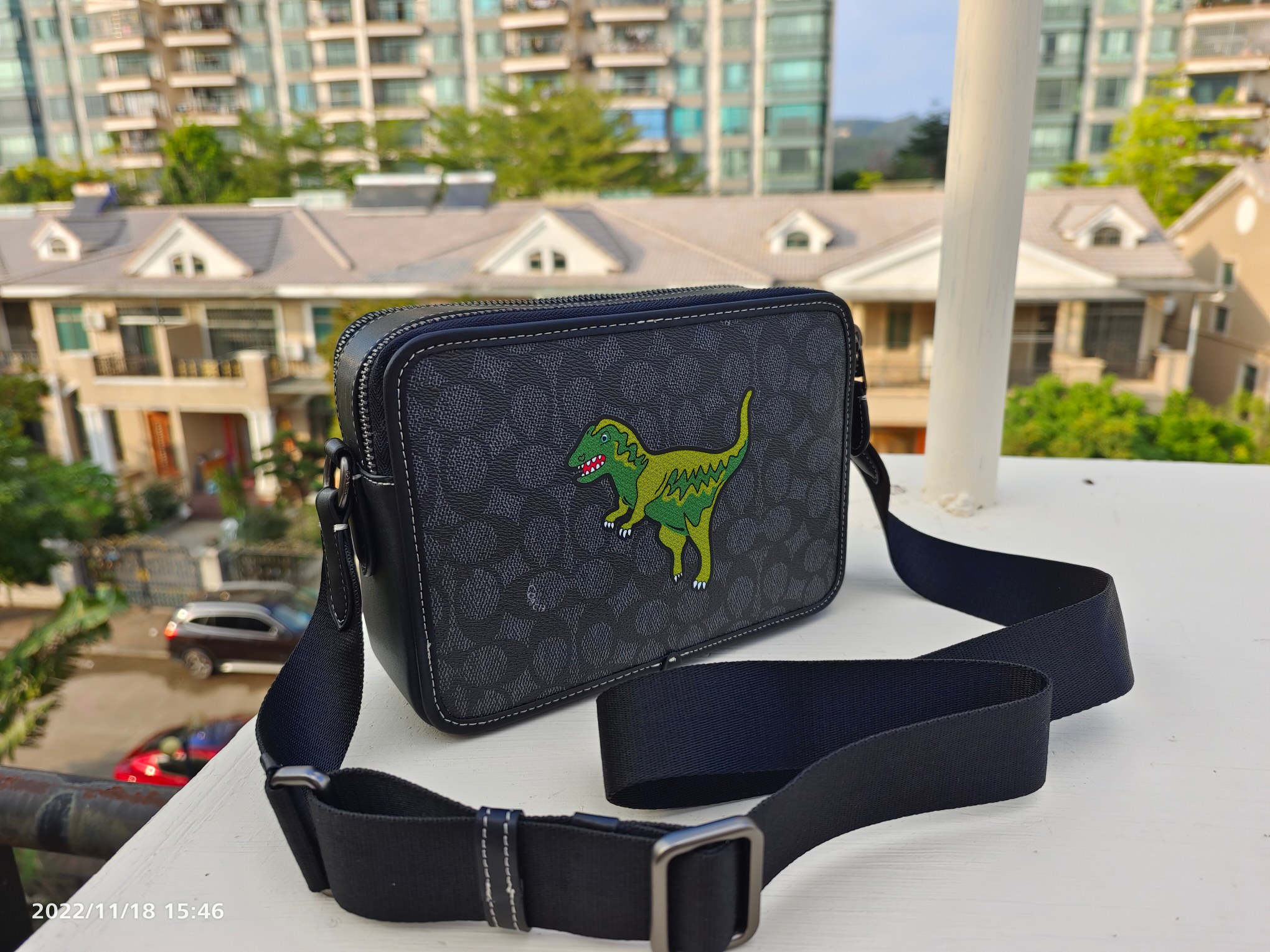Coach 款号CF076恐龙男士新款 C家 Charter 通勤和出差提供便携舒适的体验 这款公整有型的斜挎包采用满版的老花 和 的皮革制作 带有2个特色拉链隔层 内置容量足够强大 尺寸：24*16*7 cm