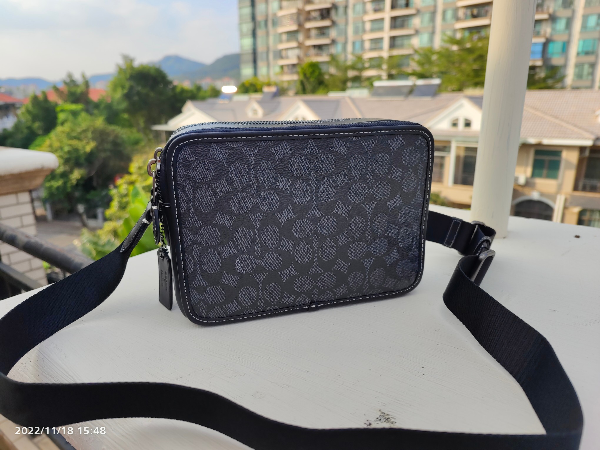 Coach 款号CF076恐龙男士新款 C家 Charter 通勤和出差提供便携舒适的体验 这款公整有型的斜挎包采用满版的老花 和 的皮革制作 带有2个特色拉链隔层 内置容量足够强大 尺寸：24*16*7 cm