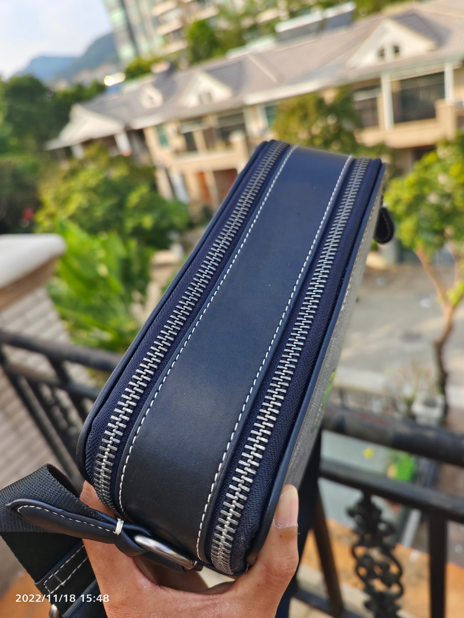 Coach 款号CF076恐龙男士新款 C家 Charter 通勤和出差提供便携舒适的体验 这款公整有型的斜挎包采用满版的老花 和 的皮革制作 带有2个特色拉链隔层 内置容量足够强大 尺寸：24*16*7 cm