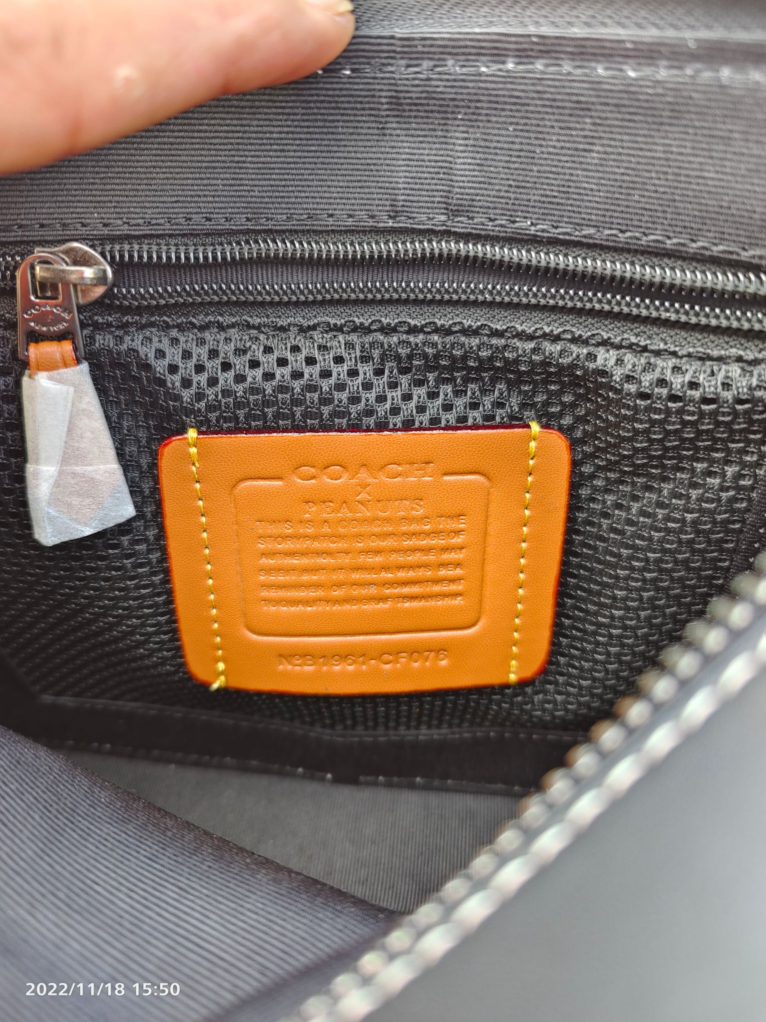 Coach 款号CF076恐龙男士新款 C家 Charter 通勤和出差提供便携舒适的体验 这款公整有型的斜挎包采用满版的老花 和 的皮革制作 带有2个特色拉链隔层 内置容量足够强大 尺寸：24*16*7 cm