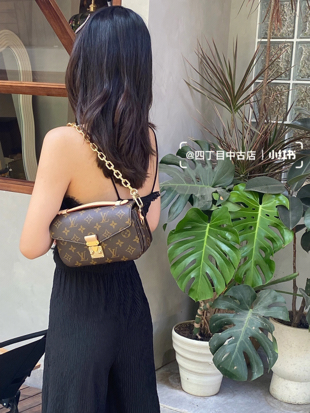 The gold chain design makes it even trendier