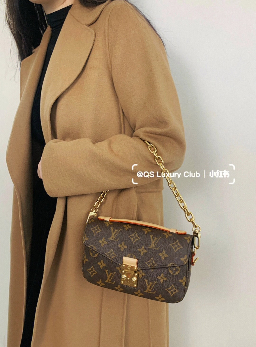 This versatile little messenger bag oozes elegance