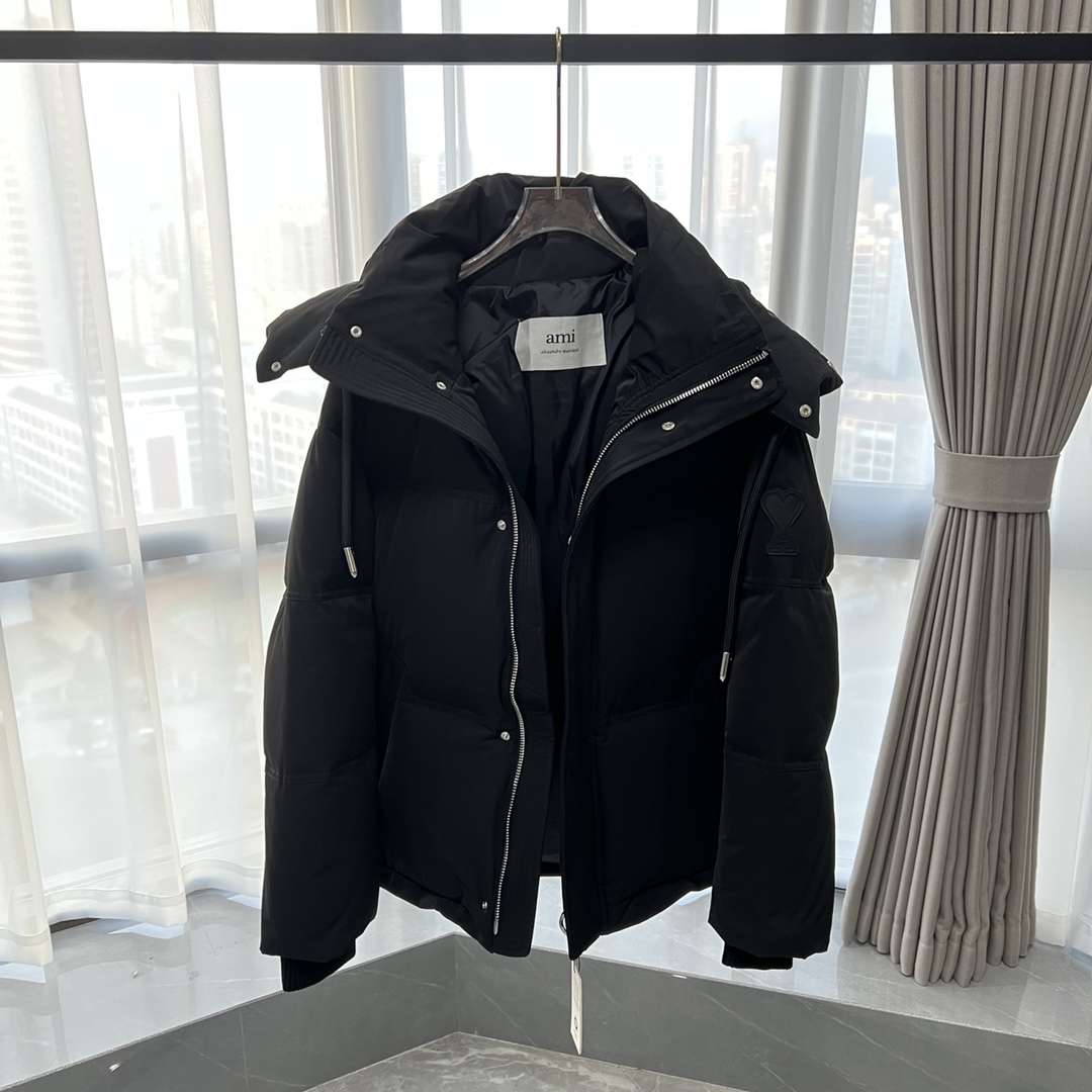 𝗔𝗠𝗜𝗣𝗔𝗥𝗜𝗦|FW22 AMI爱心轮廓形肩部标志/短款羽绒服
产品配色:灰色、黑色
尺码:XXS XS S M L
品牌故事
Alexandre Mattiussi曾以设计师的身份效力于GivenchyMarc Jacobs
和Dior。他凭借丰富的行业经验,创立了个人同名品牌AMI,意图打造
更加贴近现实生活的时装。 品牌所孕育的设计深度契合了这一使命宣言,
成衣的精妙剪裁中透露着对简约之美和时下风潮的坚定追求。品牌名称中
的“AMI”即是法语的“朋友”,而设计师亦通过与街拍模特以及个人好友的
合作,传递出乐善好交的品牌涵义。就如现实中私人衣橱不断丰富的过程
一样,AMI每一季的成衣除了精裁风格的锥形长裤、利落的纽扣衬衫等品
牌经典款之外,总会见到各式各样的新颖设计。
面料:独特的双层轻质粘合涤纶面料也是AMI独有的专利技术是一款多功能面料 里衬采用精细密实的可再生微纤维 触感轻盈柔软 质感细腻.
五金:采用YKK白铜拉链 白铜是以镍为主要添加元素的铜基合金,呈银白色,有金属光泽,故名白铜。铜镍之间彼此可无限固溶,从而形成连续固溶体,即不论彼此的比例多少,而恒为α-单相合金。当把镍熔入红铜里,含量超过16%以上时,产生的合金色泽就变得洁白如银,镍含量越高,颜色越白。白铜中镍的含量一般为25%。亦可再加入锰、铁、锌或铝,成为特种白铜 成本可想而知
辅料:纽扣采用国际一线奢侈品牌COBRAX纽扣COBRAX纽扣比同类普通产品的成本贵好几倍甚至十几倍 所以很多商家或者小作坊为了节省成本在都会使用低成本劣质的纽扣 扣不了多少次就会坏掉!
用心做一件原版产品,让每一位客户有底气去给他的客户介绍说:这个是国内最顶级复刻版本。
好的产品不需要过多软文去衬托,
只有垃圾产品才会吹嘘:原单ZP 用洒洒洋洋几千字来打动消费者!
虽是F货但不输ZP!
支持15天无理由退货(不影响二次销售)