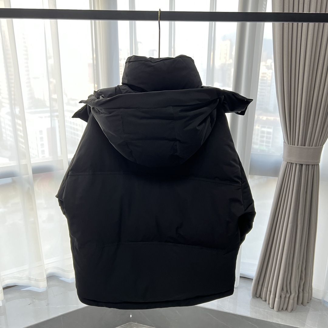 𝗔𝗠𝗜𝗣𝗔𝗥𝗜𝗦|FW22 AMI爱心轮廓形肩部标志/短款羽绒服
产品配色:灰色、黑色
尺码:XXS XS S M L
品牌故事
Alexandre Mattiussi曾以设计师的身份效力于GivenchyMarc Jacobs
和Dior。他凭借丰富的行业经验,创立了个人同名品牌AMI,意图打造
更加贴近现实生活的时装。 品牌所孕育的设计深度契合了这一使命宣言,
成衣的精妙剪裁中透露着对简约之美和时下风潮的坚定追求。品牌名称中
的“AMI”即是法语的“朋友”,而设计师亦通过与街拍模特以及个人好友的
合作,传递出乐善好交的品牌涵义。就如现实中私人衣橱不断丰富的过程
一样,AMI每一季的成衣除了精裁风格的锥形长裤、利落的纽扣衬衫等品
牌经典款之外,总会见到各式各样的新颖设计。
面料:独特的双层轻质粘合涤纶面料也是AMI独有的专利技术是一款多功能面料 里衬采用精细密实的可再生微纤维 触感轻盈柔软 质感细腻.
五金:采用YKK白铜拉链 白铜是以镍为主要添加元素的铜基合金,呈银白色,有金属光泽,故名白铜。铜镍之间彼此可无限固溶,从而形成连续固溶体,即不论彼此的比例多少,而恒为α-单相合金。当把镍熔入红铜里,含量超过16%以上时,产生的合金色泽就变得洁白如银,镍含量越高,颜色越白。白铜中镍的含量一般为25%。亦可再加入锰、铁、锌或铝,成为特种白铜 成本可想而知
辅料:纽扣采用国际一线奢侈品牌COBRAX纽扣COBRAX纽扣比同类普通产品的成本贵好几倍甚至十几倍 所以很多商家或者小作坊为了节省成本在都会使用低成本劣质的纽扣 扣不了多少次就会坏掉!
用心做一件原版产品,让每一位客户有底气去给他的客户介绍说:这个是国内最顶级复刻版本。
好的产品不需要过多软文去衬托,
只有垃圾产品才会吹嘘:原单ZP 用洒洒洋洋几千字来打动消费者!
虽是F货但不输ZP!
支持15天无理由退货(不影响二次销售)