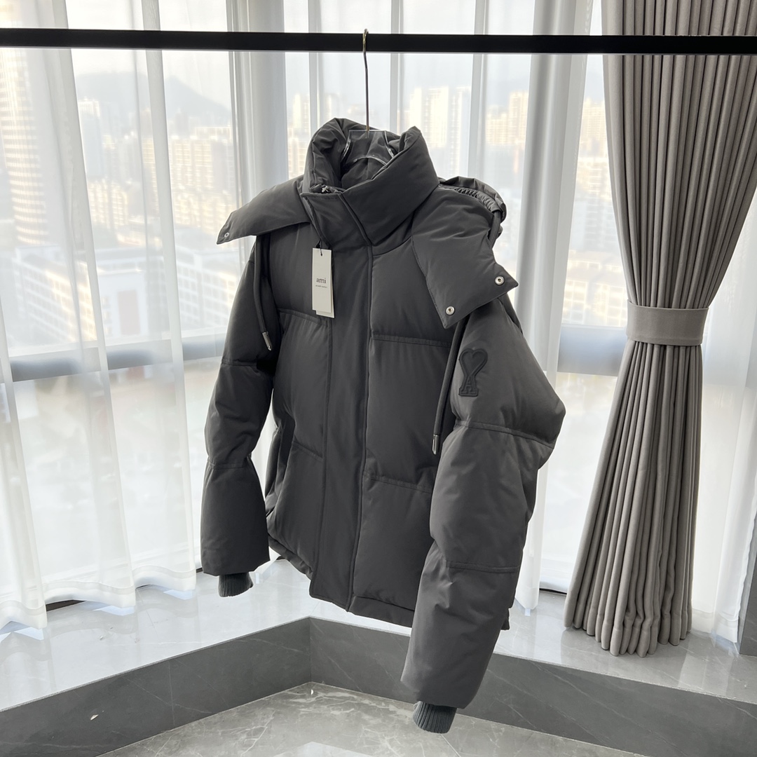 𝗔𝗠𝗜𝗣𝗔𝗥𝗜𝗦|FW23 AMI爱心轮廓形肩部标志/短款羽绒服
产品配色:灰色、黑色
尺码:XXS XS S M L
品牌故事
Alexandre Mattiussi曾以设计师的身份效力于GivenchyMarc Jacobs
和Dior。他凭借丰富的行业经验,创立了个人同名品牌AMI,意图打造
更加贴近现实生活的时装。 品牌所孕育的设计深度契合了这一使命宣言,
成衣的精妙剪裁中透露着对简约之美和时下风潮的坚定追求。品牌名称中
的“AMI”即是法语的“朋友”,而设计师亦通过与街拍模特以及个人好友的
合作,传递出乐善好交的品牌涵义。就如现实中私人衣橱不断丰富的过程
一样,AMI每一季的成衣除了精裁风格的锥形长裤、利落的纽扣衬衫等品
牌经典款之外,总会见到各式各样的新颖设计。
面料:独特的双层轻质粘合涤纶面料也是AMI独有的专利技术是一款多功能面料 里衬采用精细密实的可再生微纤维 触感轻盈柔软 质感细腻.
五金:采用YKK白铜拉链 白铜是以镍为主要添加元素的铜基合金,呈银白色,有金属光泽,故名白铜。铜镍之间彼此可无限固溶,从而形成连续固溶体,即不论彼此的比例多少,而恒为α-单相合金。当把镍熔入红铜里,含量超过16%以上时,产生的合金色泽就变得洁白如银,镍含量越高,颜色越白。白铜中镍的含量一般为25%。亦可再加入锰、铁、锌或铝,成为特种白铜 成本可想而知
辅料:纽扣采用国际一线奢侈品牌COBRAX纽扣COBRAX纽扣比同类普通产品的成本贵好几倍甚至十几倍 所以很多商家或者小作坊为了节省成本在都会使用低成本劣质的纽扣 扣不了多少次就会坏掉!
用心做一件原版产品,让每一位客户有底气去给他的客户介绍说:这个是国内最顶级复刻版本。
好的产品不需要过多软文去衬托,
只有垃圾产品才会吹嘘:原单ZP 用洒洒洋洋几千字来打动消费者!
虽是F货但不输ZP!
支持15天无理由退货(不影响二次销售)