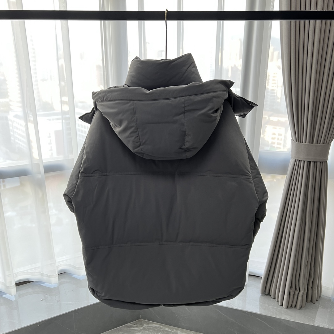 𝗔𝗠𝗜𝗣𝗔𝗥𝗜𝗦|FW23 AMI爱心轮廓形肩部标志/短款羽绒服
产品配色:灰色、黑色
尺码:XXS XS S M L
品牌故事
Alexandre Mattiussi曾以设计师的身份效力于GivenchyMarc Jacobs
和Dior。他凭借丰富的行业经验,创立了个人同名品牌AMI,意图打造
更加贴近现实生活的时装。 品牌所孕育的设计深度契合了这一使命宣言,
成衣的精妙剪裁中透露着对简约之美和时下风潮的坚定追求。品牌名称中
的“AMI”即是法语的“朋友”,而设计师亦通过与街拍模特以及个人好友的
合作,传递出乐善好交的品牌涵义。就如现实中私人衣橱不断丰富的过程
一样,AMI每一季的成衣除了精裁风格的锥形长裤、利落的纽扣衬衫等品
牌经典款之外,总会见到各式各样的新颖设计。
面料:独特的双层轻质粘合涤纶面料也是AMI独有的专利技术是一款多功能面料 里衬采用精细密实的可再生微纤维 触感轻盈柔软 质感细腻.
五金:采用YKK白铜拉链 白铜是以镍为主要添加元素的铜基合金,呈银白色,有金属光泽,故名白铜。铜镍之间彼此可无限固溶,从而形成连续固溶体,即不论彼此的比例多少,而恒为α-单相合金。当把镍熔入红铜里,含量超过16%以上时,产生的合金色泽就变得洁白如银,镍含量越高,颜色越白。白铜中镍的含量一般为25%。亦可再加入锰、铁、锌或铝,成为特种白铜 成本可想而知
辅料:纽扣采用国际一线奢侈品牌COBRAX纽扣COBRAX纽扣比同类普通产品的成本贵好几倍甚至十几倍 所以很多商家或者小作坊为了节省成本在都会使用低成本劣质的纽扣 扣不了多少次就会坏掉!
用心做一件原版产品,让每一位客户有底气去给他的客户介绍说:这个是国内最顶级复刻版本。
好的产品不需要过多软文去衬托,
只有垃圾产品才会吹嘘:原单ZP 用洒洒洋洋几千字来打动消费者!
虽是F货但不输ZP!
支持15天无理由退货(不影响二次销售)