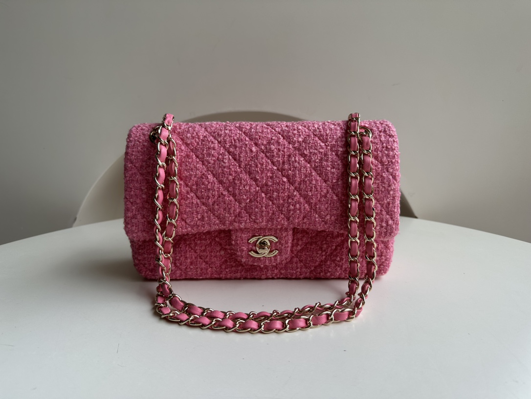Special purchasing channel for CHANEL 22K autumn and winter style woolen CF. The pink girls heart is so gentle. Wear it casually and look like th