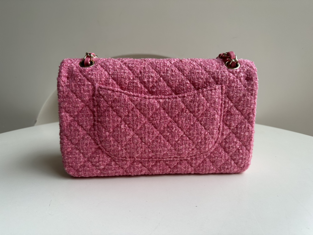 Special purchasing channel for CHANEL 22K autumn and winter style woolen CF. The pink girls heart is so gentle. Wear it casually and look like th